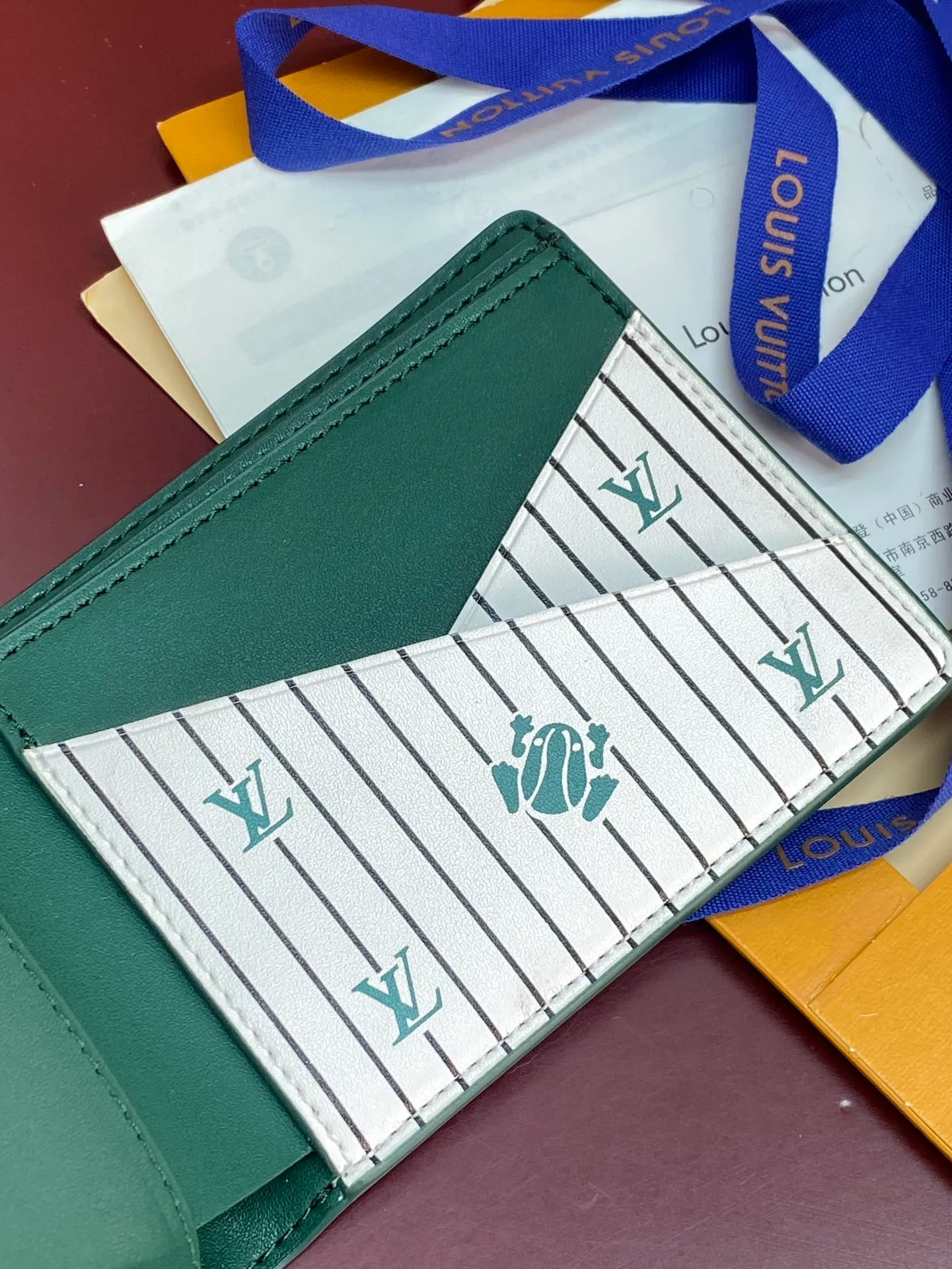 M25801 Green! 🐸MULTIPLE Wallet, this Multiple wallet is made of Epi cow leather with a unique texture, and then a sophisticated inner layer is constructed of cow leather and printed leather. The compact size includes card slots, pockets and compartments, making it a perfect choice for everyday travel.  9 x 1.5 x 11.5 cm (H x W x Length). 💰380