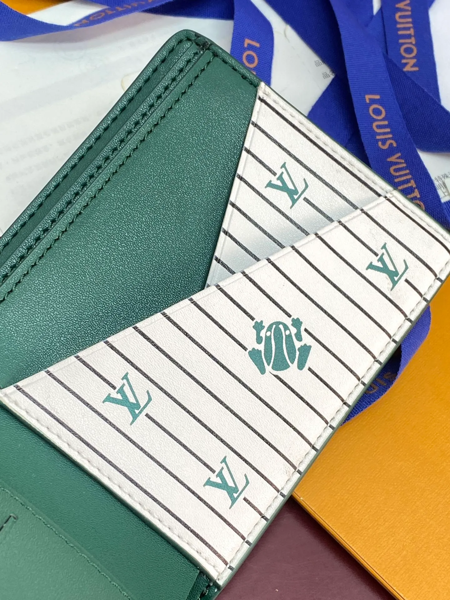 M25801 Green! 🐸MULTIPLE Wallet, this Multiple wallet is made of Epi cow leather with a unique texture, and then a sophisticated inner layer is constructed of cow leather and printed leather. The compact size includes card slots, pockets and compartments, making it a perfect choice for everyday travel.  9 x 1.5 x 11.5 cm (H x W x Length). 💰380
