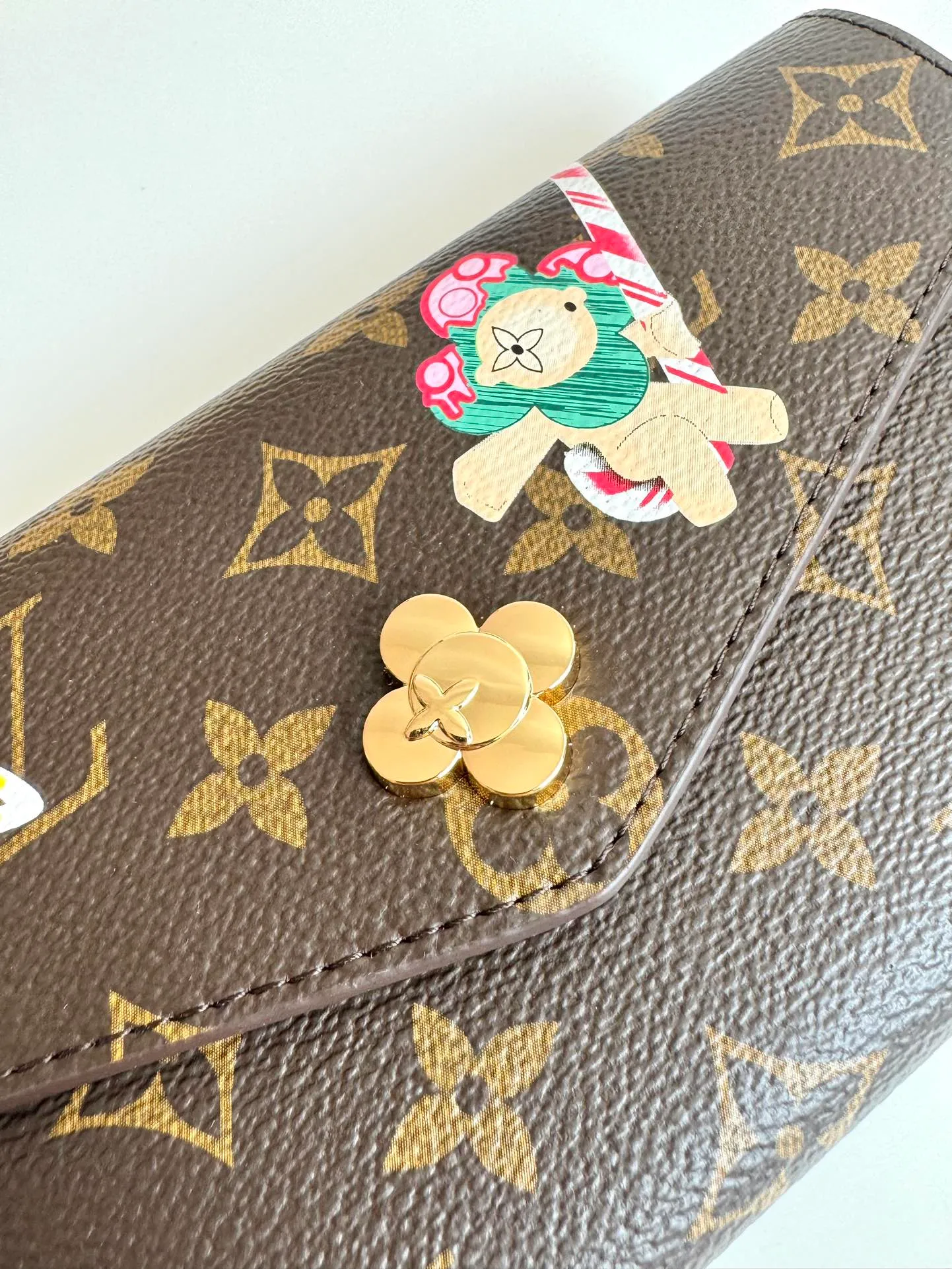 P480🇫🇷Exclusive real shot of overseas original single M12207! Made of elegant Monogram canvas, this envelope-style wallet features the brand's mascot Vivienne showing off the playful charm of the Snow Show collection. It has a unique interior design with various pockets and credit card slots. Size: 19×9.5cm