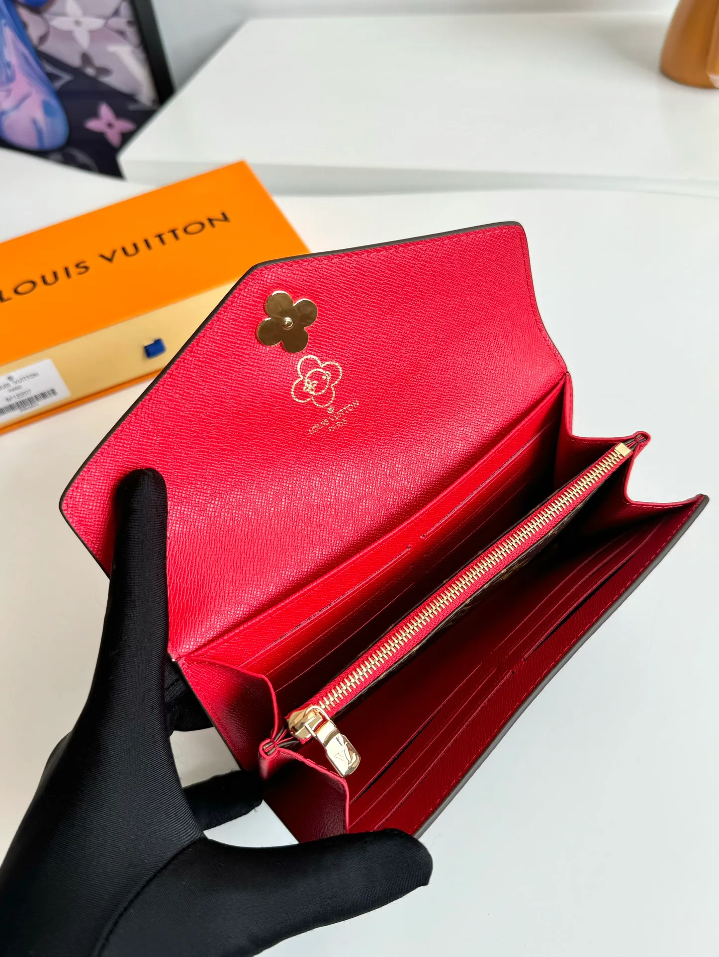 P480🇫🇷Exclusive real shot of overseas original single M12207! Made of elegant Monogram canvas, this envelope-style wallet features the brand's mascot Vivienne showing off the playful charm of the Snow Show collection. It has a unique interior design with various pockets and credit card slots. Size: 19×9.5cm