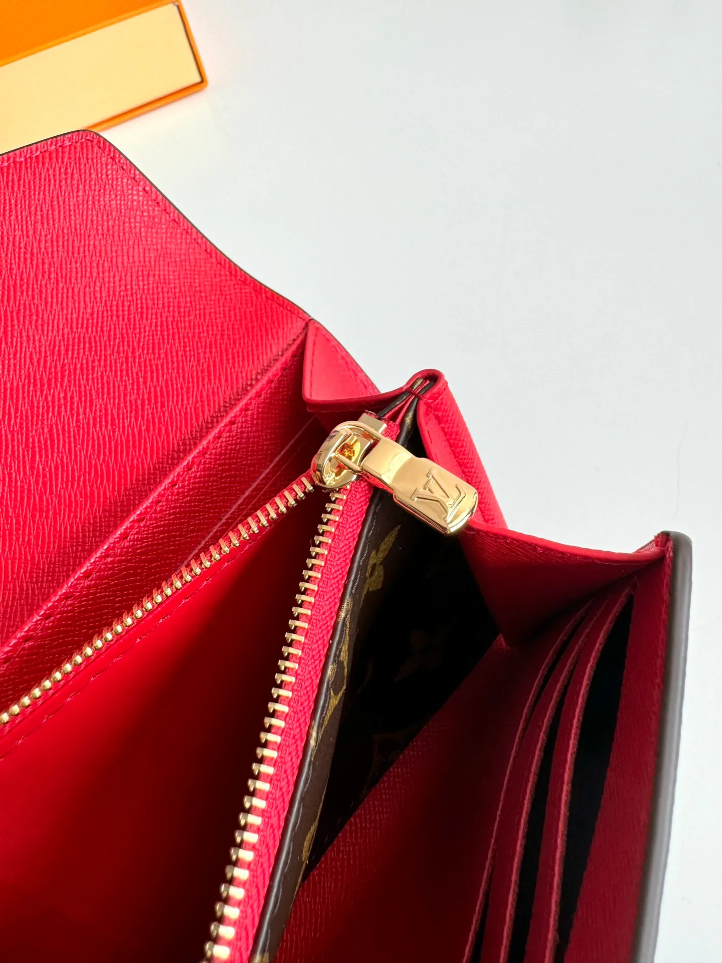 P480🇫🇷Exclusive real shot of overseas original single M12207! Made of elegant Monogram canvas, this envelope-style wallet features the brand's mascot Vivienne showing off the playful charm of the Snow Show collection. It has a unique interior design with various pockets and credit card slots. Size: 19×9.5cm