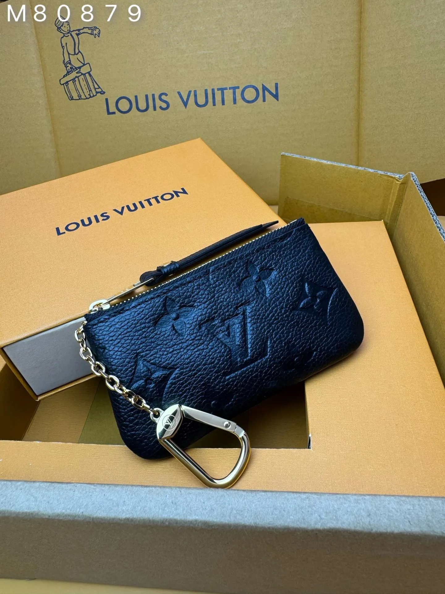 M80879 "Special Duty Free" ♻️ [Official special edition·First-class material·All-steel hardware·Anti-counterfeiting chip·Full set of packaging] This key bag is made of Monogram Empreinte leather embossed with the classic Monogram pattern, which combines practical functions with elegant style. The zipper securely protects cash and cards, and the hook and chain fasten to a bag or belt. 12x7x1.5cm 💰480