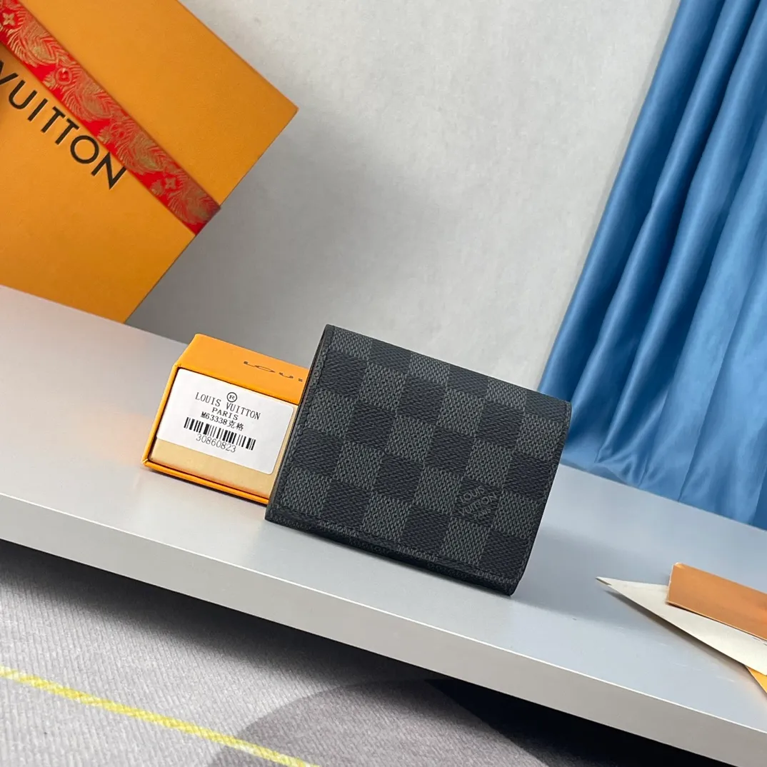 P280🇫🇷Exclusive real shot of overseas original order N63338! Made of Damier Graphite coated canvas, this slim and sophisticated Enveloppe Carte de Visite business card holder fits easily into a pocket or bag. Snap button closure design, securely store business cards and credit cards. Size: 10.5×8cm