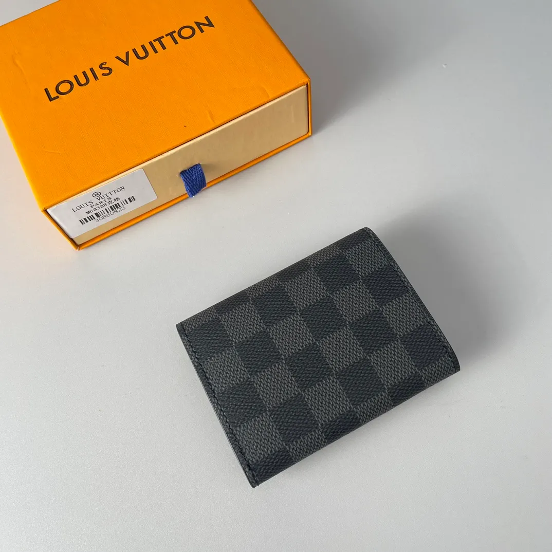 P280🇫🇷Exclusive real shot of overseas original order N63338! Made of Damier Graphite coated canvas, this slim and sophisticated Enveloppe Carte de Visite business card holder fits easily into a pocket or bag. Snap button closure design, securely store business cards and credit cards. Size: 10.5×8cm