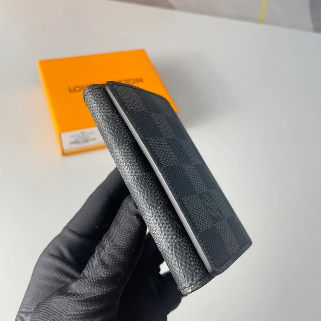 P280🇫🇷Exclusive real shot of overseas original order N63338! Made of Damier Graphite coated canvas, this slim and sophisticated Enveloppe Carte de Visite business card holder fits easily into a pocket or bag. Snap button closure design, securely store business cards and credit cards. Size: 10.5×8cm