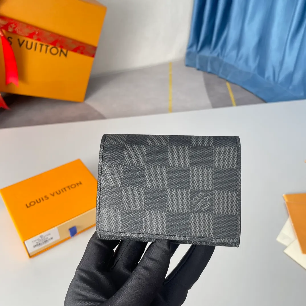 P280🇫🇷Exclusive real shot of overseas original order N63338! Made of Damier Graphite coated canvas, this slim and sophisticated Enveloppe Carte de Visite business card holder fits easily into a pocket or bag. Snap button closure design, securely store business cards and credit cards. Size: 10.5×8cm