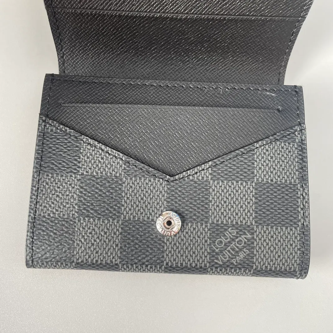 P280🇫🇷Exclusive real shot of overseas original order N63338! Made of Damier Graphite coated canvas, this slim and sophisticated Enveloppe Carte de Visite business card holder fits easily into a pocket or bag. Snap button closure design, securely store business cards and credit cards. Size: 10.5×8cm