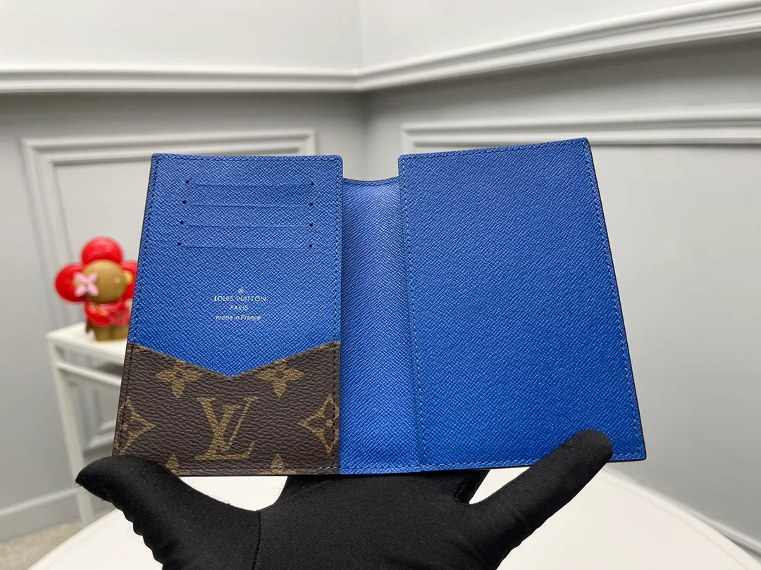 [Top original order] M12826 Blue Passport 👏👏 The classic items of the manor are decorated with single-frame Macassar canvas into the "Kuvert Paspol NM" with an exquisite atmosphere. Trimmed and lined in colored leather, the "Louis Vuitton Color Mania" collection has a unique design appeal. Dimensions: 10 x 14 x 2.5 cm. 🎁🎁280💰.