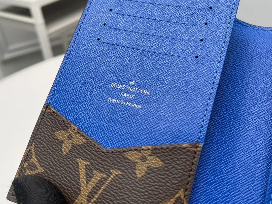 [Top original order] M12826 Blue Passport 👏👏 The classic items of the manor are decorated with single-frame Macassar canvas into the "Kuvert Paspol NM" with an exquisite atmosphere. Trimmed and lined in colored leather, the "Louis Vuitton Color Mania" collection has a unique design appeal. Dimensions: 10 x 14 x 2.5 cm. 🎁🎁280💰.