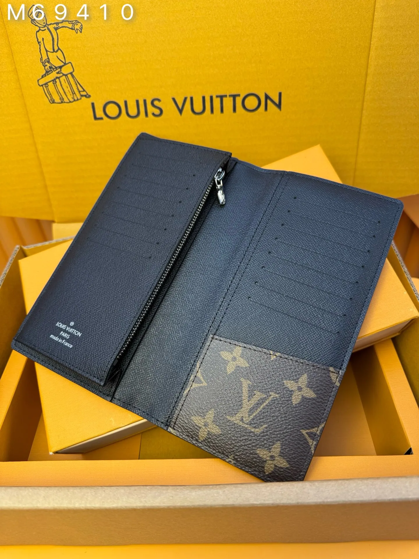 M69410 "Special Duty Free" ♻️[Official special edition·First-class material·All-steel hardware·Anti-counterfeiting chip·Complete packaging] This Brazza wallet is reconstructed with a slender design made of Monogram Macassar coated canvas and fine smooth cow leather. In addition to being stored in the jacket pocket, it includes card slots, coin pockets and compartments for banknotes and receipts. 10x19x2cm 💰660