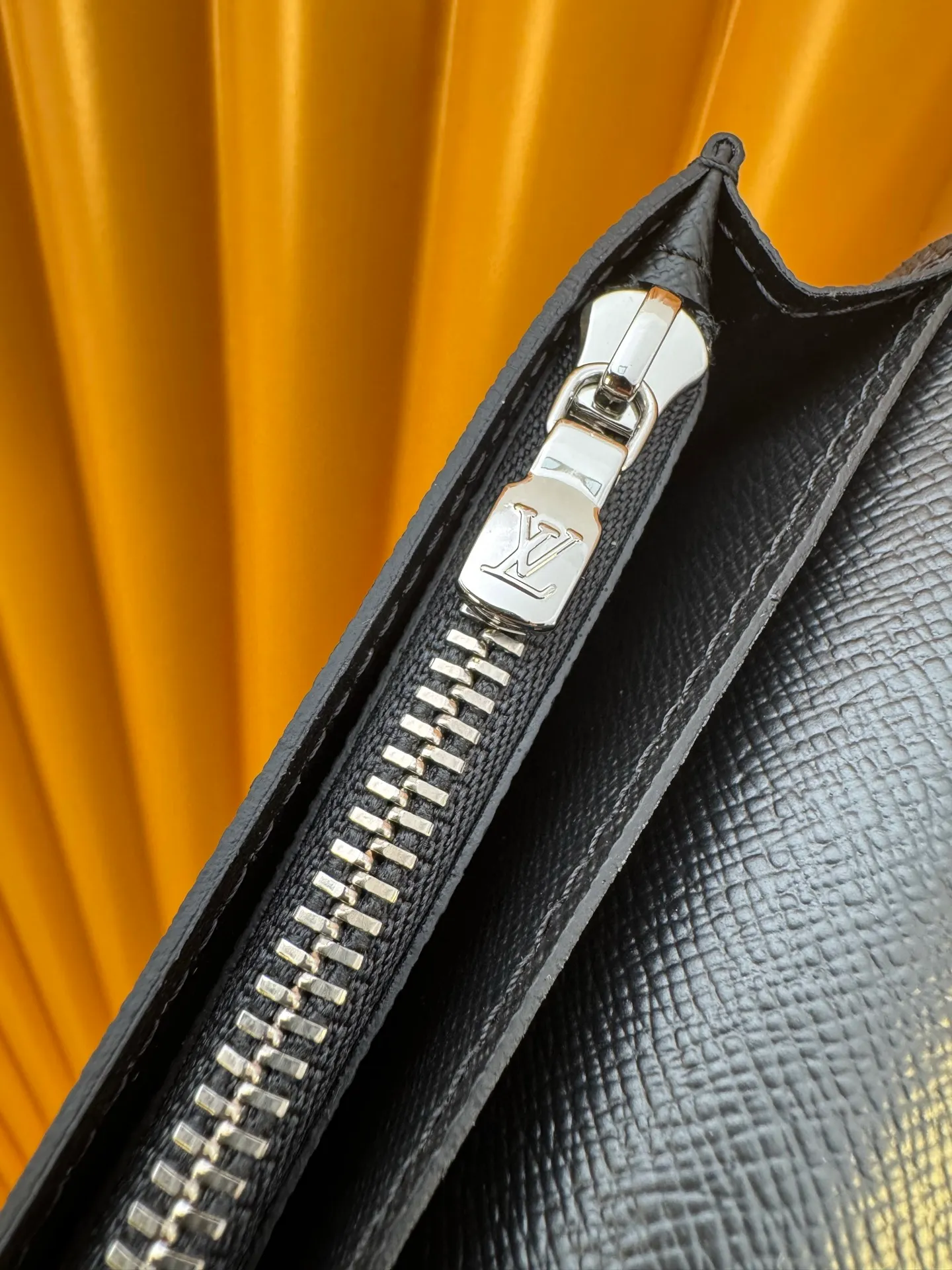 M69410 "Special Duty Free" ♻️[Official special edition·First-class material·All-steel hardware·Anti-counterfeiting chip·Complete packaging] This Brazza wallet is reconstructed with a slender design made of Monogram Macassar coated canvas and fine smooth cow leather. In addition to being stored in the jacket pocket, it includes card slots, coin pockets and compartments for banknotes and receipts. 10x19x2cm 💰660
