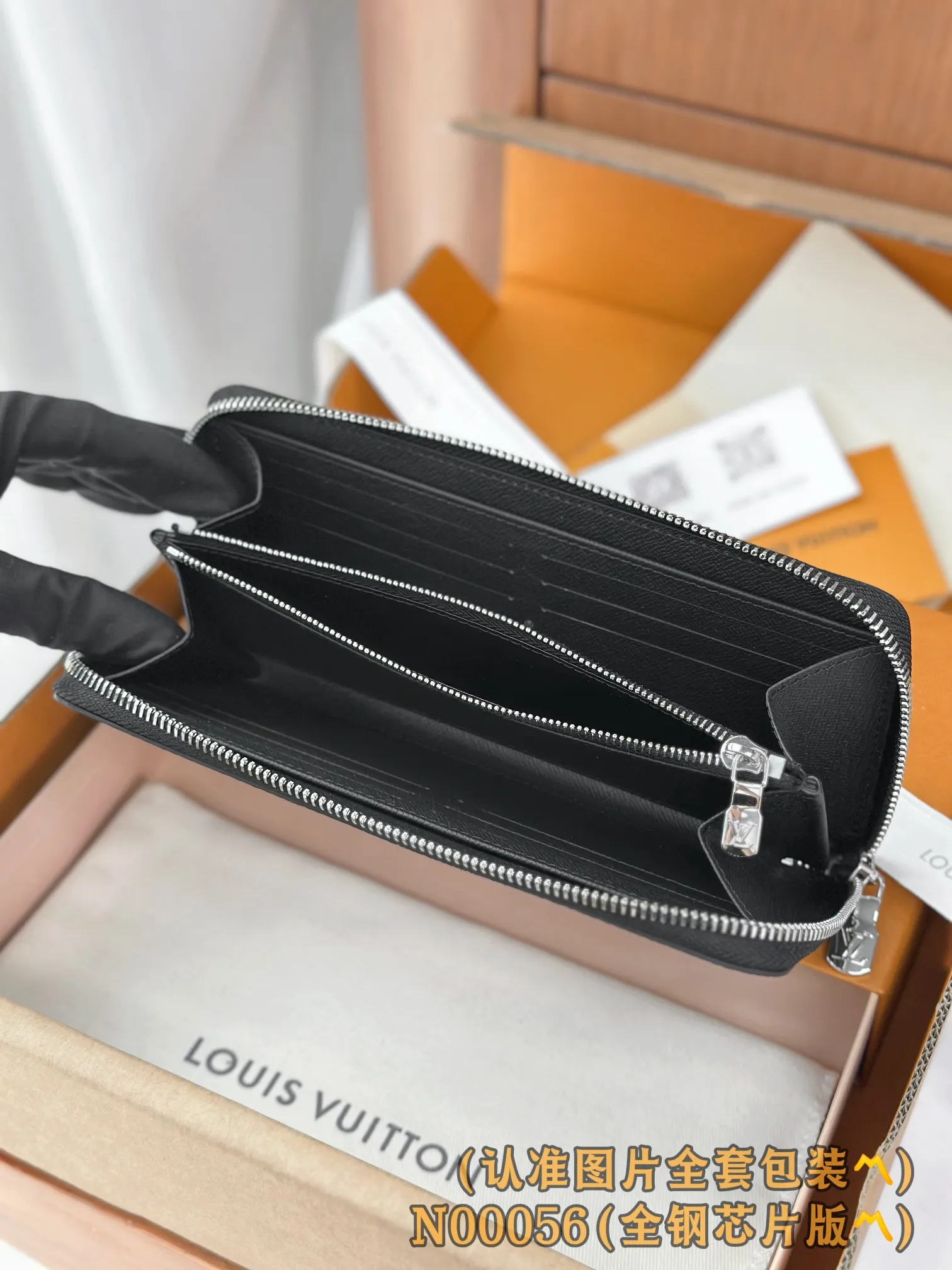 N00056 Heige (〽️A grade all steel〽️) personalized customized version! 163 transcoding chip, ZIPPY HORIZONTAL wallet! This Zippy Horizontal wallet is made of Monogram Eclipse canvas with bright metal parts, recreating the classic Zippy Vertical wallet in a horizontal configuration. A wraparound zipper opens the main compartment, and a central zipper pocket, card slots on both sides, and receipt compartments add to the functionality.  10 x 2.5 x 21 cm (height x width x length). 💰720