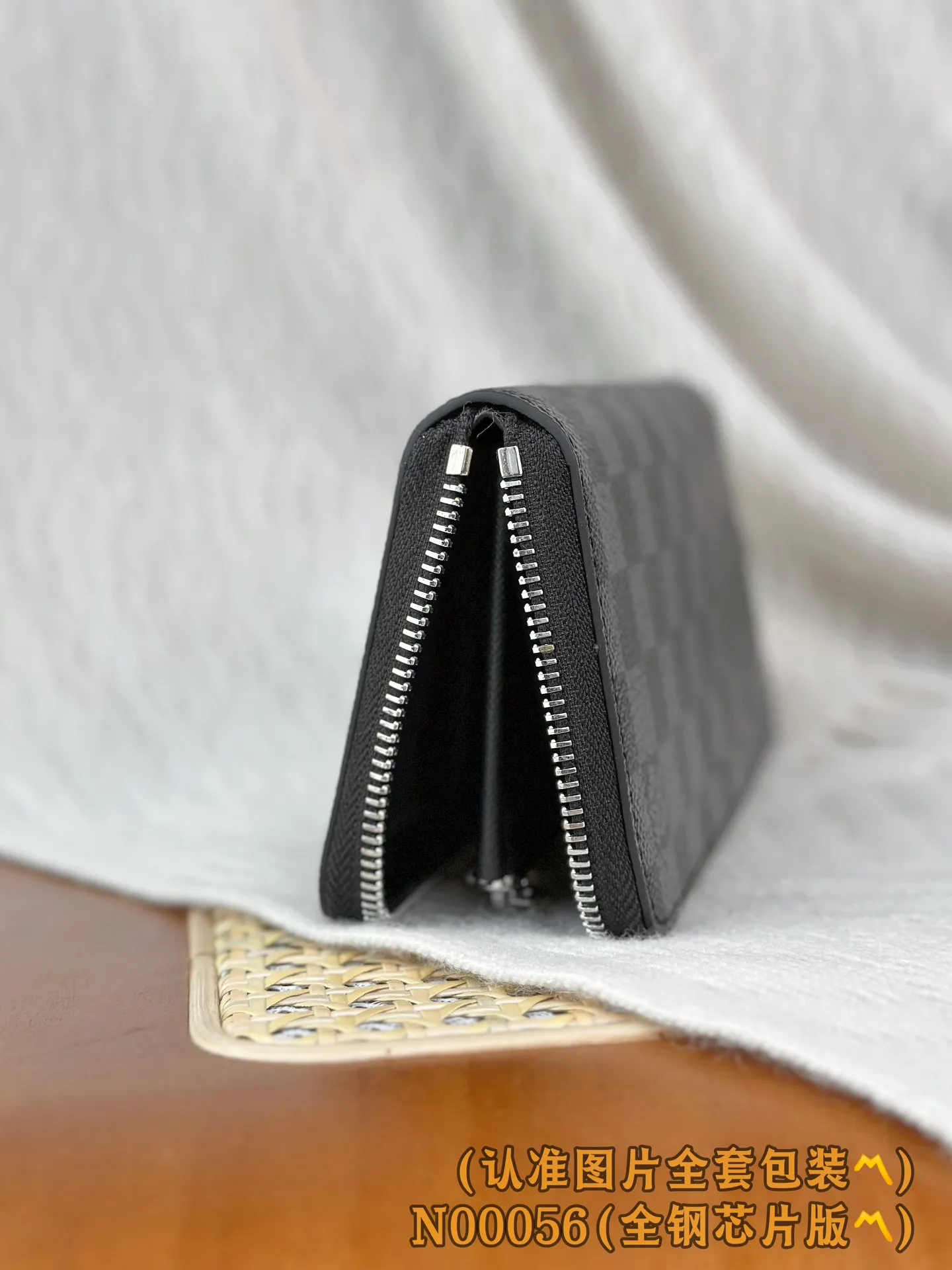 N00056 Heige (〽️A grade all steel〽️) personalized customized version! 163 transcoding chip, ZIPPY HORIZONTAL wallet! This Zippy Horizontal wallet is made of Monogram Eclipse canvas with bright metal parts, recreating the classic Zippy Vertical wallet in a horizontal configuration. A wraparound zipper opens the main compartment, and a central zipper pocket, card slots on both sides, and receipt compartments add to the functionality.  10 x 2.5 x 21 cm (height x width x length). 💰720