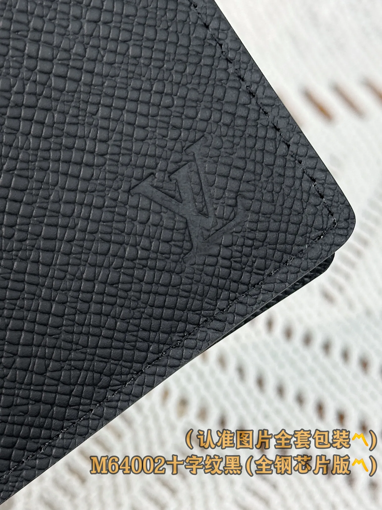 M64002 Cross Pattern (〽️Grade A Full Steel Version〽️) personalized customization, code change chip! SLENDER ID WALLET Made of smooth Taiga leather, this wallet is small and slim enough to hold everyday essentials, yet easily stows away in a front or back pocket. This wallet features a transparent compartment for ID. 11.0 x 8.5 x 1.0 cm (length x height x width). Special grade 240
