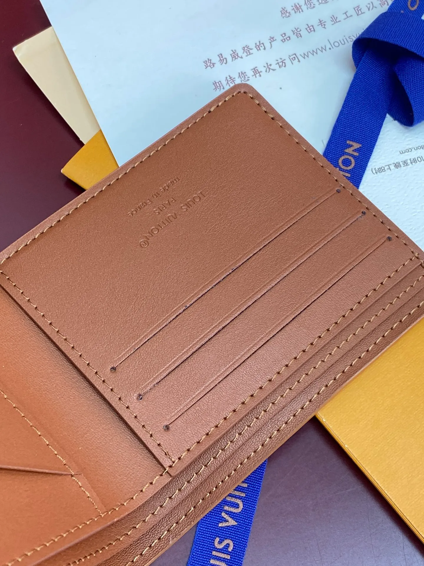 M83128 khaki! Concave and convex mark! Multiple short clips! Made of top-grain cowhide, the wallet has a refreshing and simple design. The Monogram Shadow cowhide fabric is very soft and decorated with the iconic Monogram embossing. Compact in size, it is extremely portable and equipped with multiple credit card slots and compartments for receipts and banknotes, making it extremely practical. 11.5 x 9 x 1.5 cm (length x height x width). 💰340