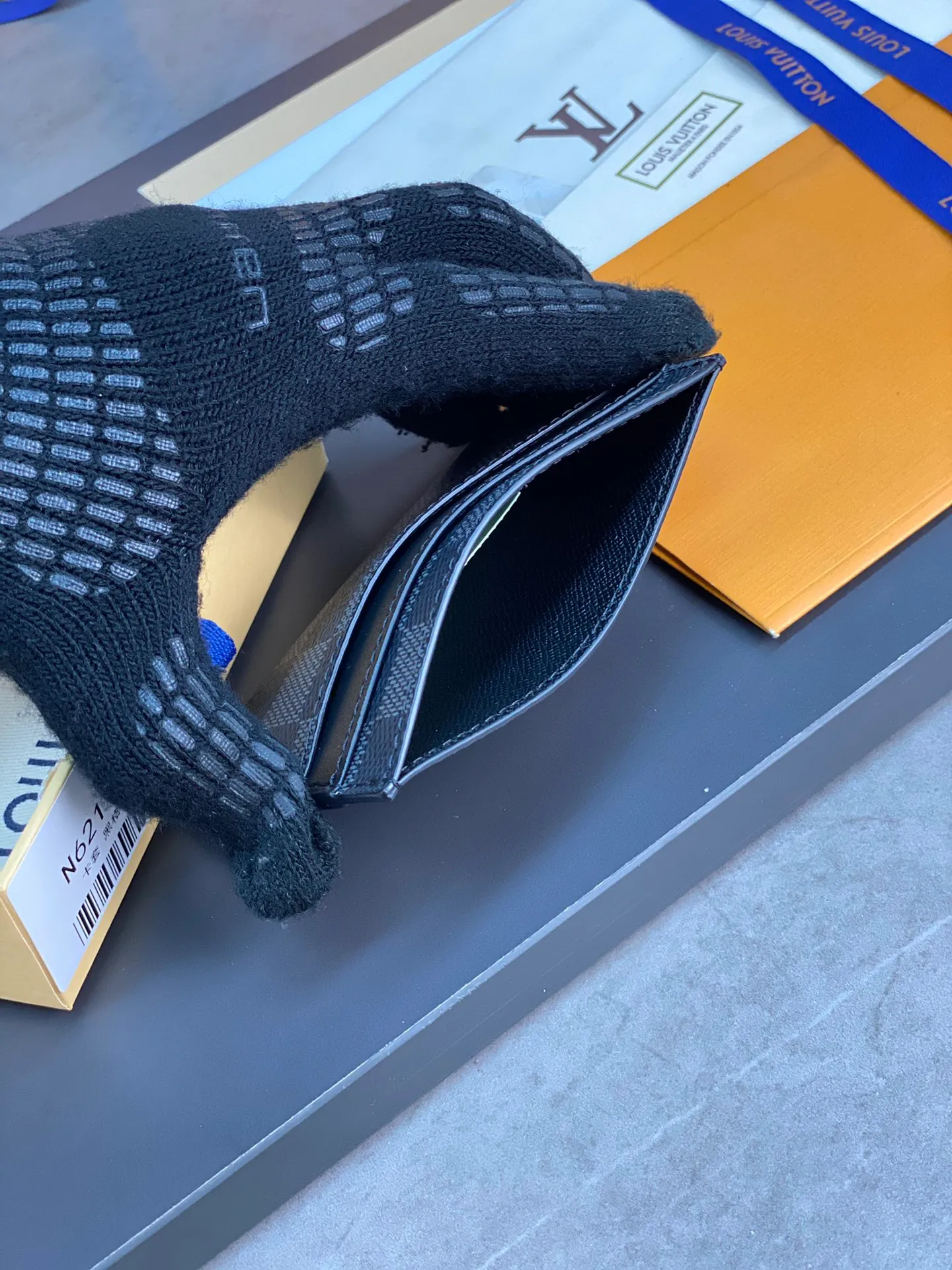 M62170 black grid! The Neo card holder in Monogram Macassar canvas is the perfect way to carry important cards. Leather trimmings enhance the classic Louis Vuitton pattern. Detailed features 11 x 7 x 0.6 cm 💰240