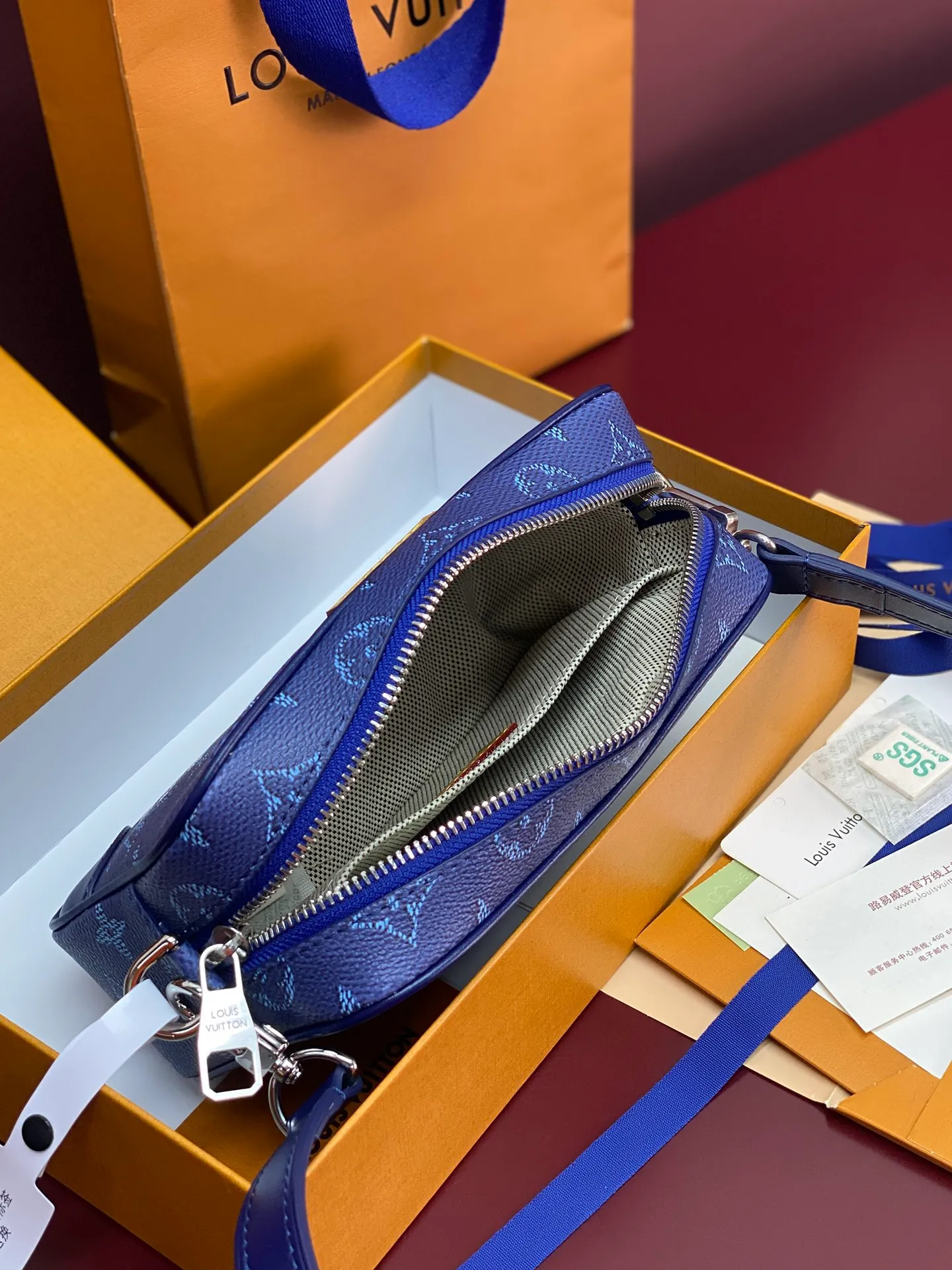 M26826 silk screen dark blue! Chip version! TROCADÉRO MINI BAG! This Trocadéro mini bag is crafted in Monogram Heritage coated canvas with leather trim and trunk-style reinforced corners, a nod to the brand's compact crossbody designs created in the 1980s. The ocean tones complement the colorful striped lining, and the detachable and adjustable shoulder strap allows for shoulder or cross-body wear.  Dimensions 13 x 6.5 x 20 cm.