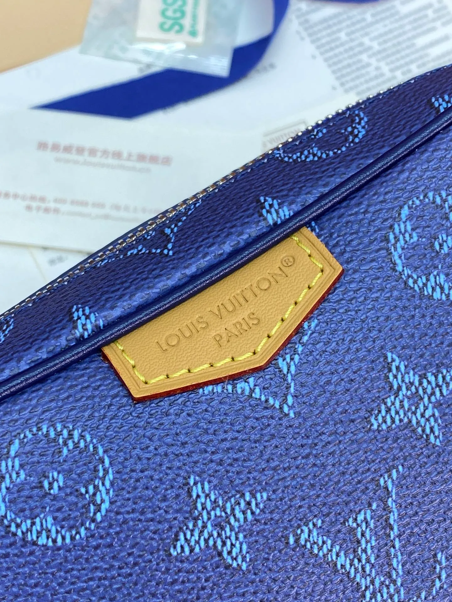 M26826 silk screen dark blue! Chip version! TROCADÉRO MINI BAG! This Trocadéro mini bag is crafted in Monogram Heritage coated canvas with leather trim and trunk-style reinforced corners, a nod to the brand's compact crossbody designs created in the 1980s. The ocean tones complement the colorful striped lining, and the detachable and adjustable shoulder strap allows for shoulder or cross-body wear.  Dimensions 13 x 6.5 x 20 cm.