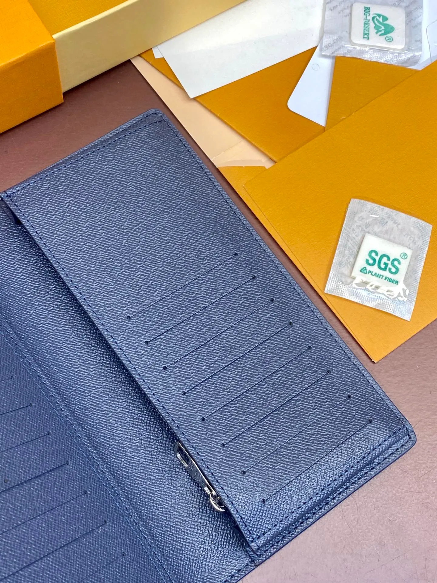 M11546 gradient blue! BRAZZA WALLET This Brazza wallet in Monogram canvas exudes unstoppable masculinity. It's spacious and functional and can easily be stowed away in a coat pocket. Dimensions: 10 x 19 x 2 cm. 💰420
