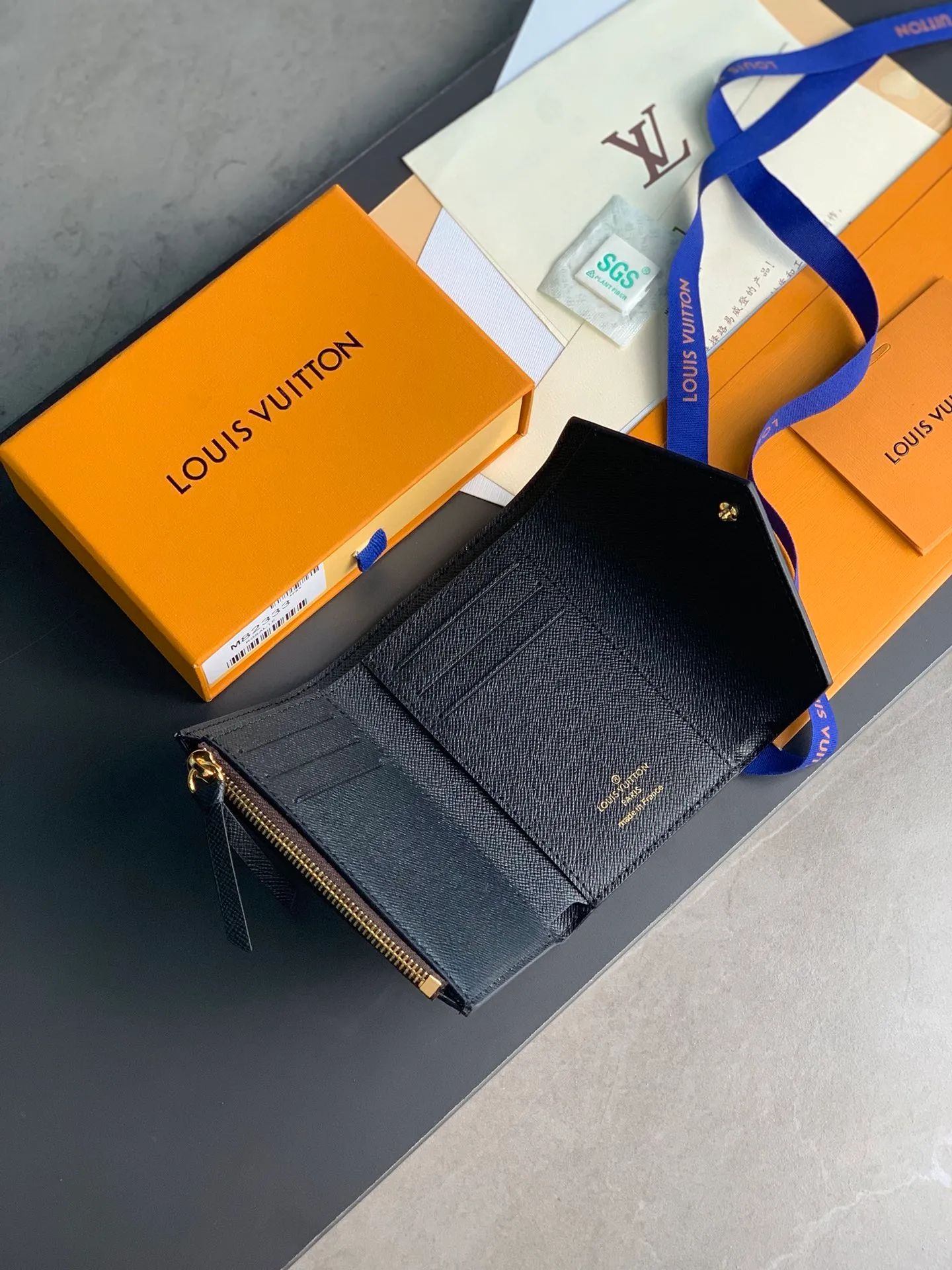 M81557 yellow flower! VICTORINE Wallet! Combining Monogram and Monogram Reverse canvas, the compact envelope-style design opens up plenty of space, including a banknote compartment, a card slot and a side zippered coin pocket. Size: 12 x 9.5 x 1.5cm. 💰340