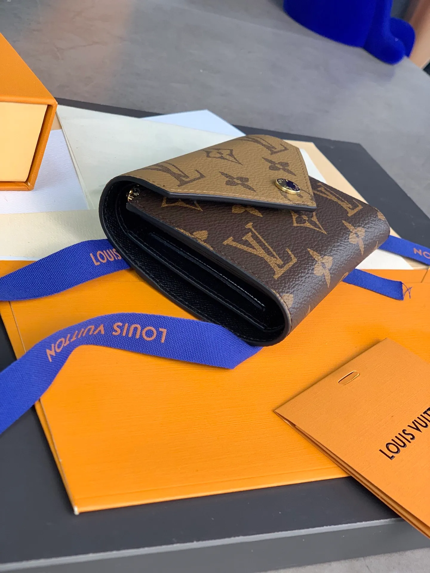 M81557 yellow flower! VICTORINE Wallet! Combining Monogram and Monogram Reverse canvas, the compact envelope-style design opens up plenty of space, including a banknote compartment, a card slot and a side zippered coin pocket. Size: 12 x 9.5 x 1.5cm. 💰340