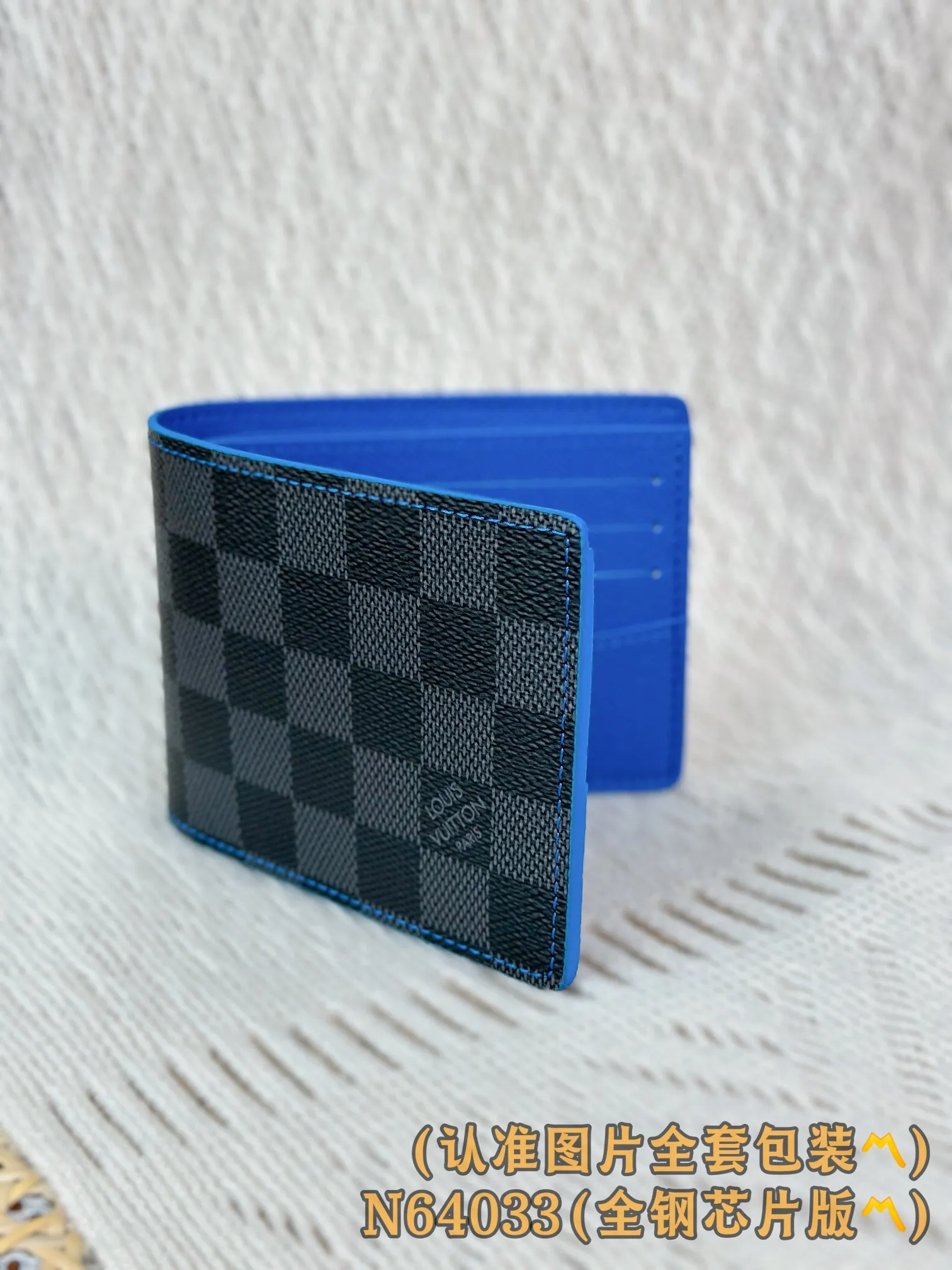 N64033 blue (〽️Grade A all-steel〽️) personalized customized version! Changing code core version! MULTIPLE Short Clip Multiple wallet is made of Monogram canvas and Taïga leather to create a layered color effect and outline simple lines. It contains multiple compartments and card slots, which can store bank cards, bills and banknotes, and can be easily placed in most pockets. Size: 12/9cm. 💰440