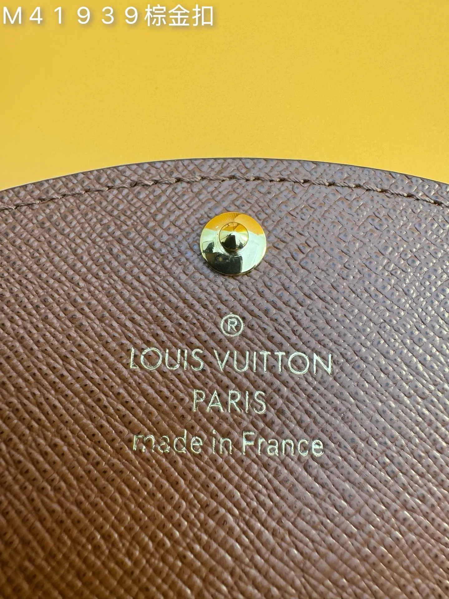 M41939 brown gold buckle "Special Duty Free" ♻️ [Official special edition·First class material·All steel hardware·French chip·Full set of packaging] Small and exquisite but extremely practical, this colorful envelope-style coin purse is the perfect companion for modern women in urban life. It is compact and can be easily carried in a bag or even a pocket. 11X8x2.5cm 💰440