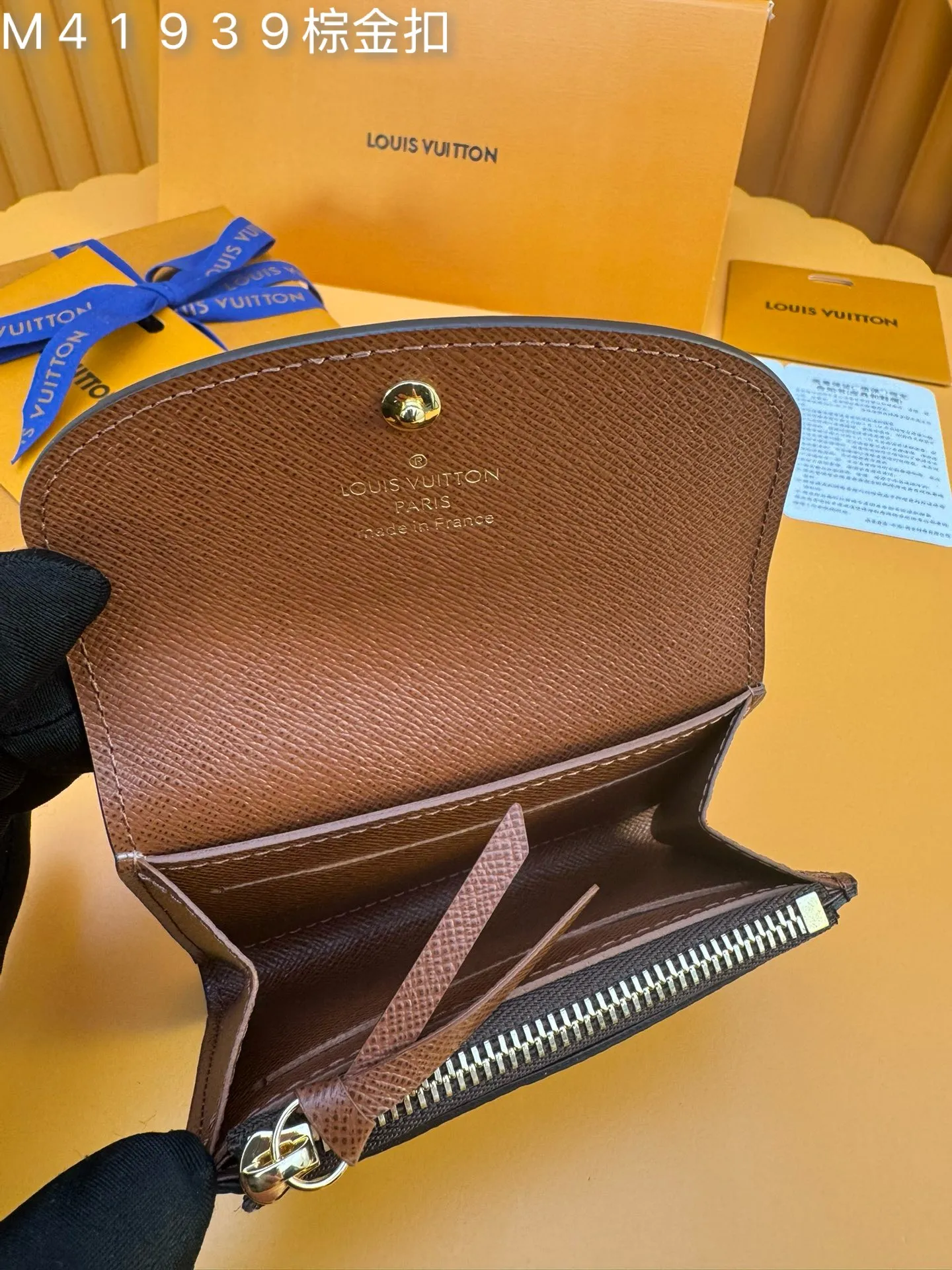 M41939 brown gold buckle "Special Duty Free" ♻️ [Official special edition·First class material·All steel hardware·French chip·Full set of packaging] Small and exquisite but extremely practical, this colorful envelope-style coin purse is the perfect companion for modern women in urban life. It is compact and can be easily carried in a bag or even a pocket. 11X8x2.5cm 💰440