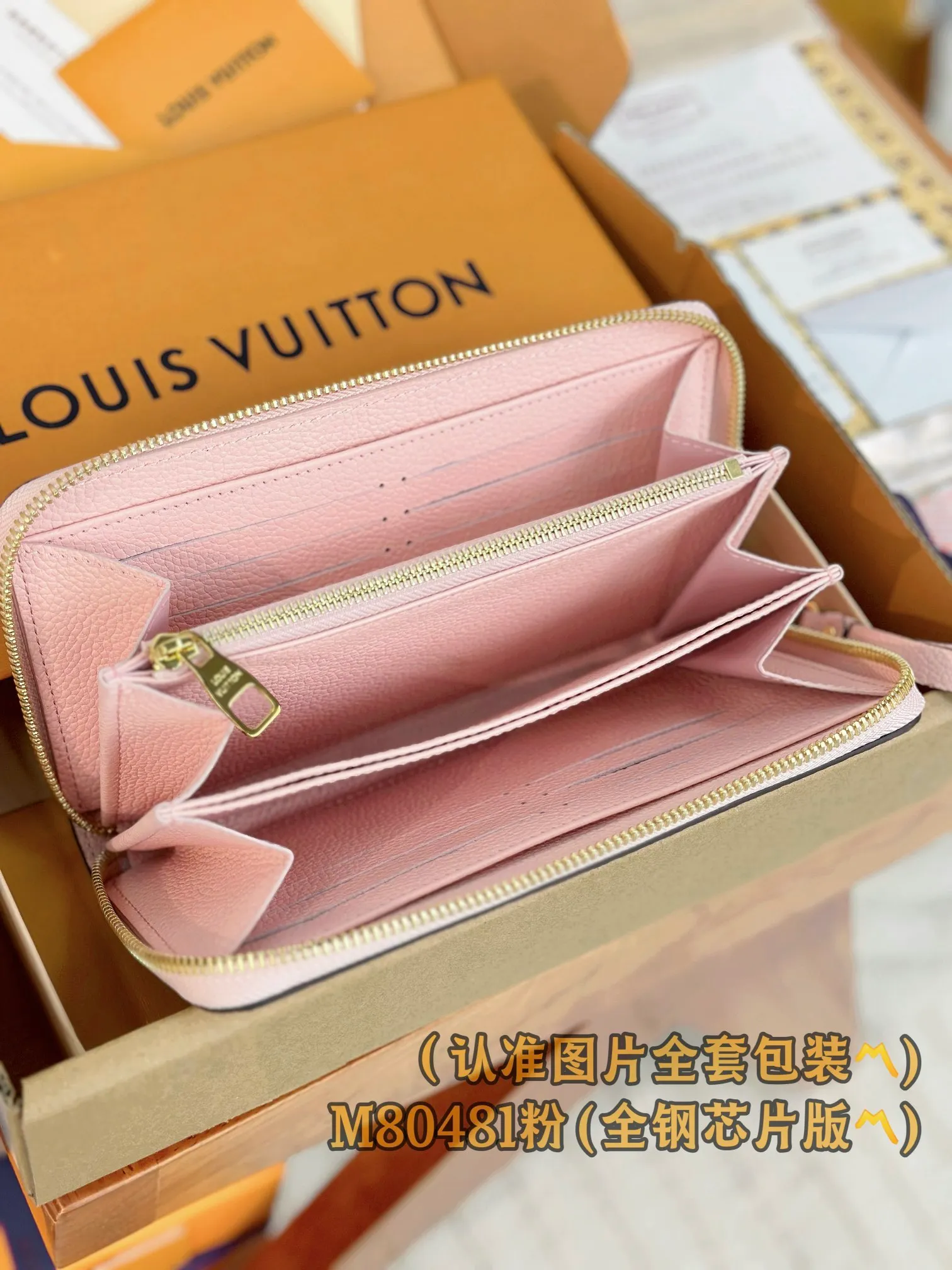 M80481 pink silk screen (〽️A grade all steel〽️) personalized customized version! (All made of imported cowhide materials, the leather feels very delicate🪡👍) Zipper wallet, this zipper wallet is made of two-color Monogram Empreinte leather, and the Monogram pattern is embossed and printed on the calfskin. The zipper wallet adopts a safe and practical full zipper closure design, equipped with multiple internal pockets, compartments and credit card slots. It has become Louis Vuitton's classic wallet style with its exquisite design. 19.5 x 10.5 x 2.5 cm (length x height x width). Special grade 440