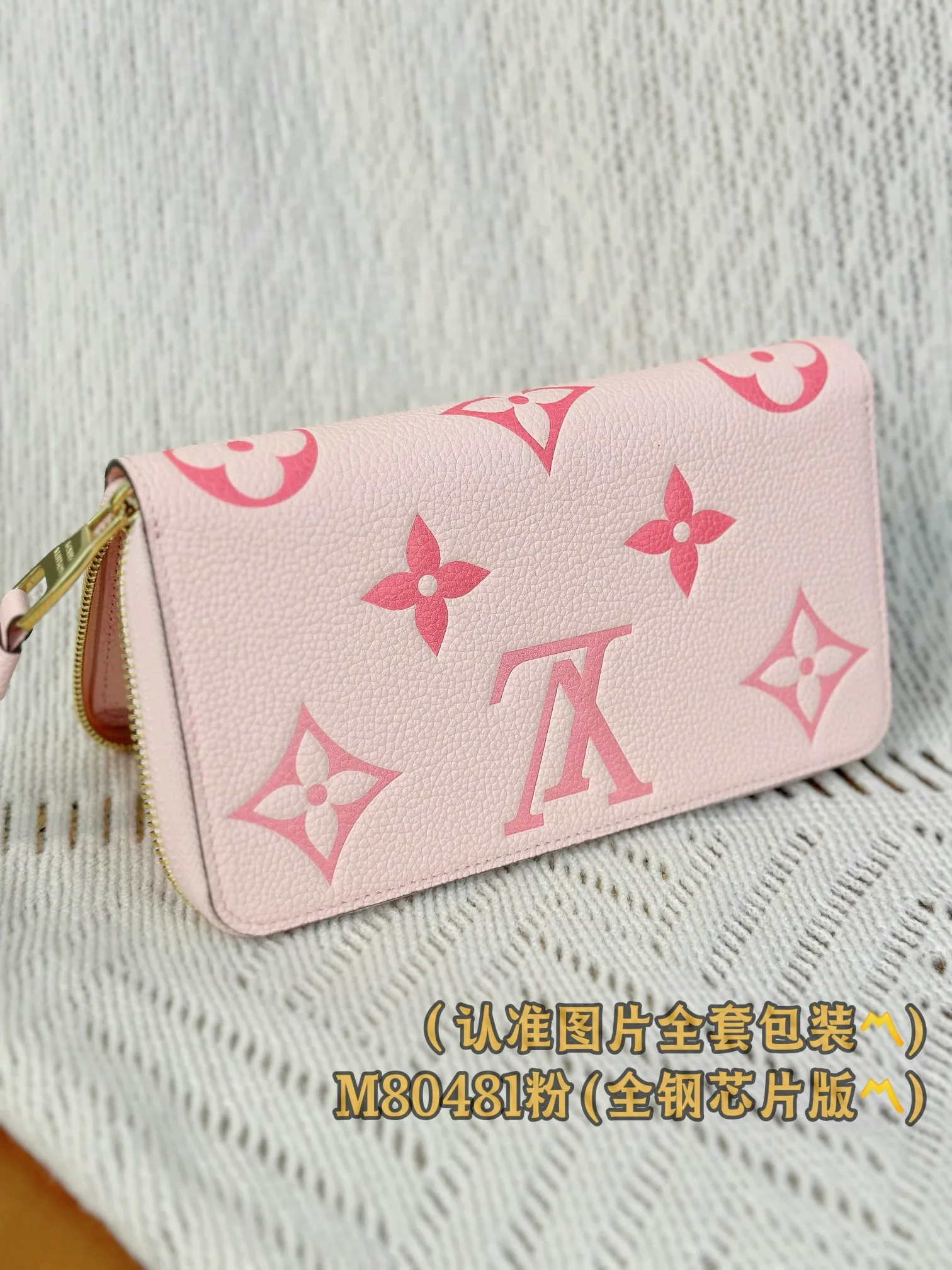 M80481 pink silk screen (〽️A grade all steel〽️) personalized customized version! (All made of imported cowhide materials, the leather feels very delicate🪡👍) Zipper wallet, this zipper wallet is made of two-color Monogram Empreinte leather, and the Monogram pattern is embossed and printed on the calfskin. The zipper wallet adopts a safe and practical full zipper closure design, equipped with multiple internal pockets, compartments and credit card slots. It has become Louis Vuitton's classic wallet style with its exquisite design. 19.5 x 10.5 x 2.5 cm (length x height x width). Special grade 440