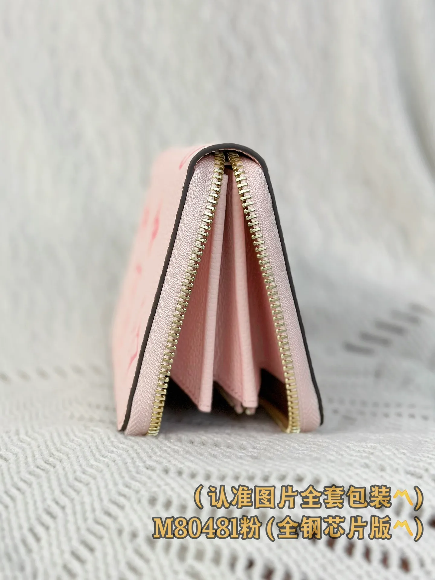 M80481 pink silk screen (〽️A grade all steel〽️) personalized customized version! (All made of imported cowhide materials, the leather feels very delicate🪡👍) Zipper wallet, this zipper wallet is made of two-color Monogram Empreinte leather, and the Monogram pattern is embossed and printed on the calfskin. The zipper wallet adopts a safe and practical full zipper closure design, equipped with multiple internal pockets, compartments and credit card slots. It has become Louis Vuitton's classic wallet style with its exquisite design. 19.5 x 10.5 x 2.5 cm (length x height x width). Special grade 440