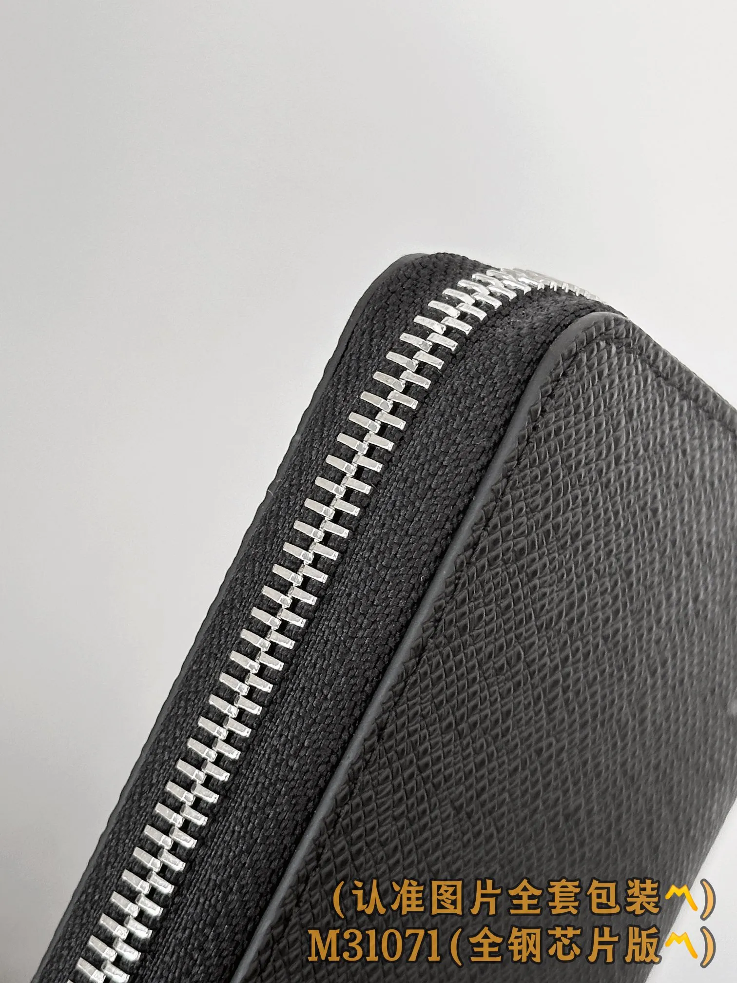 M31071 Cross Pattern Black (〽️Grade A All Steel〽️) personalized customized version! 163 transcoding chip, ZIPPY HORIZONTAL wallet! This Zippy Horizontal wallet is made of Monogram Eclipse canvas with bright metal parts, recreating the classic Zippy Vertical wallet in a horizontal configuration. A wraparound zipper opens the main compartment, and a central zipper pocket, card slots on both sides, and receipt compartments add to the functionality.  10 x 2.5 x 21 cm (height x width x length). 💰760