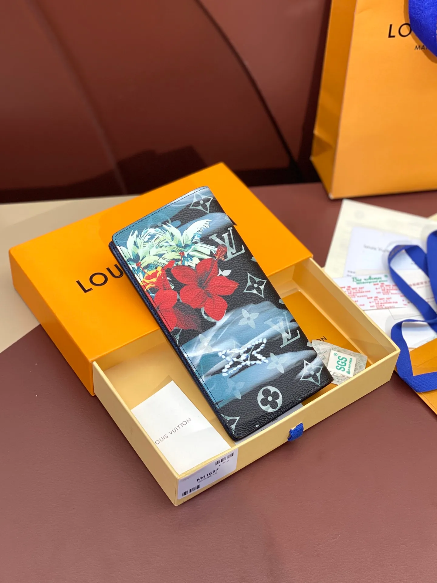 💰420 M61697 Skateboard 🛹 Royal blue! Crafted from the new signature Monogram Eclipse canvas, this tough wallet is small enough to fit into a jacket's breast pocket while easily holding coins, credit cards and receipts. Size: 19X10cm.