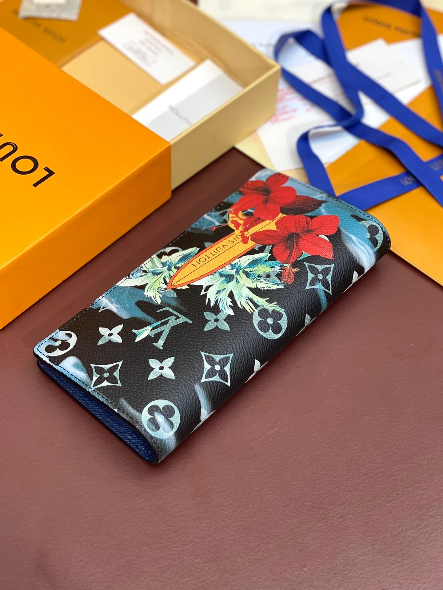 💰420 M61697 Skateboard 🛹 Royal blue! Crafted from the new signature Monogram Eclipse canvas, this tough wallet is small enough to fit into a jacket's breast pocket while easily holding coins, credit cards and receipts. Size: 19X10cm.