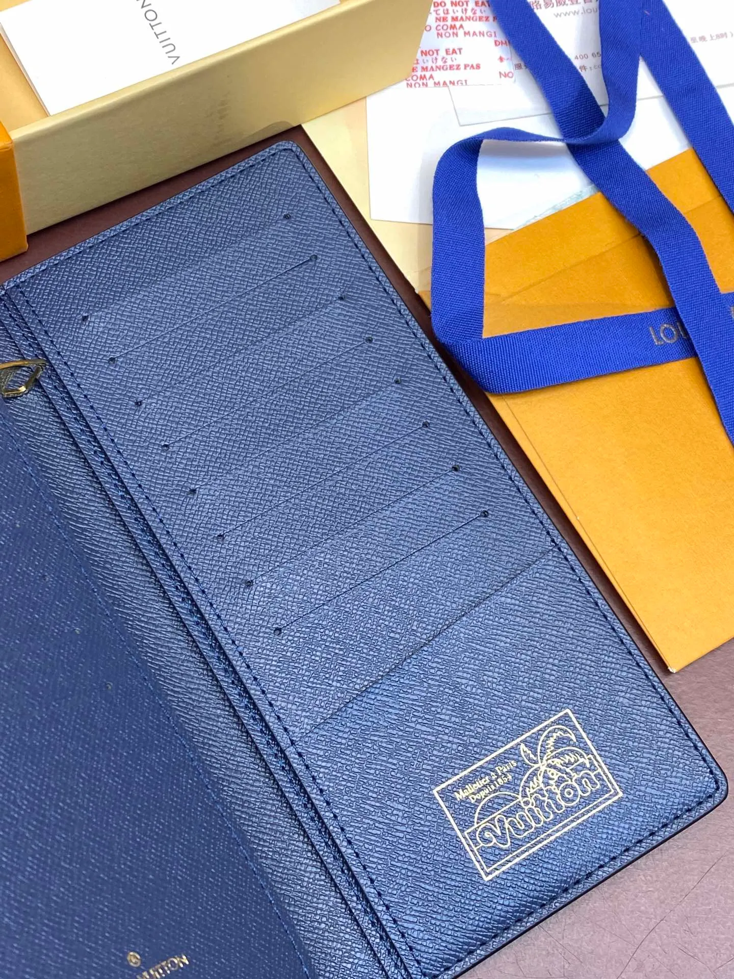 💰420 M61697 Skateboard 🛹 Royal blue! Crafted from the new signature Monogram Eclipse canvas, this tough wallet is small enough to fit into a jacket's breast pocket while easily holding coins, credit cards and receipts. Size: 19X10cm.