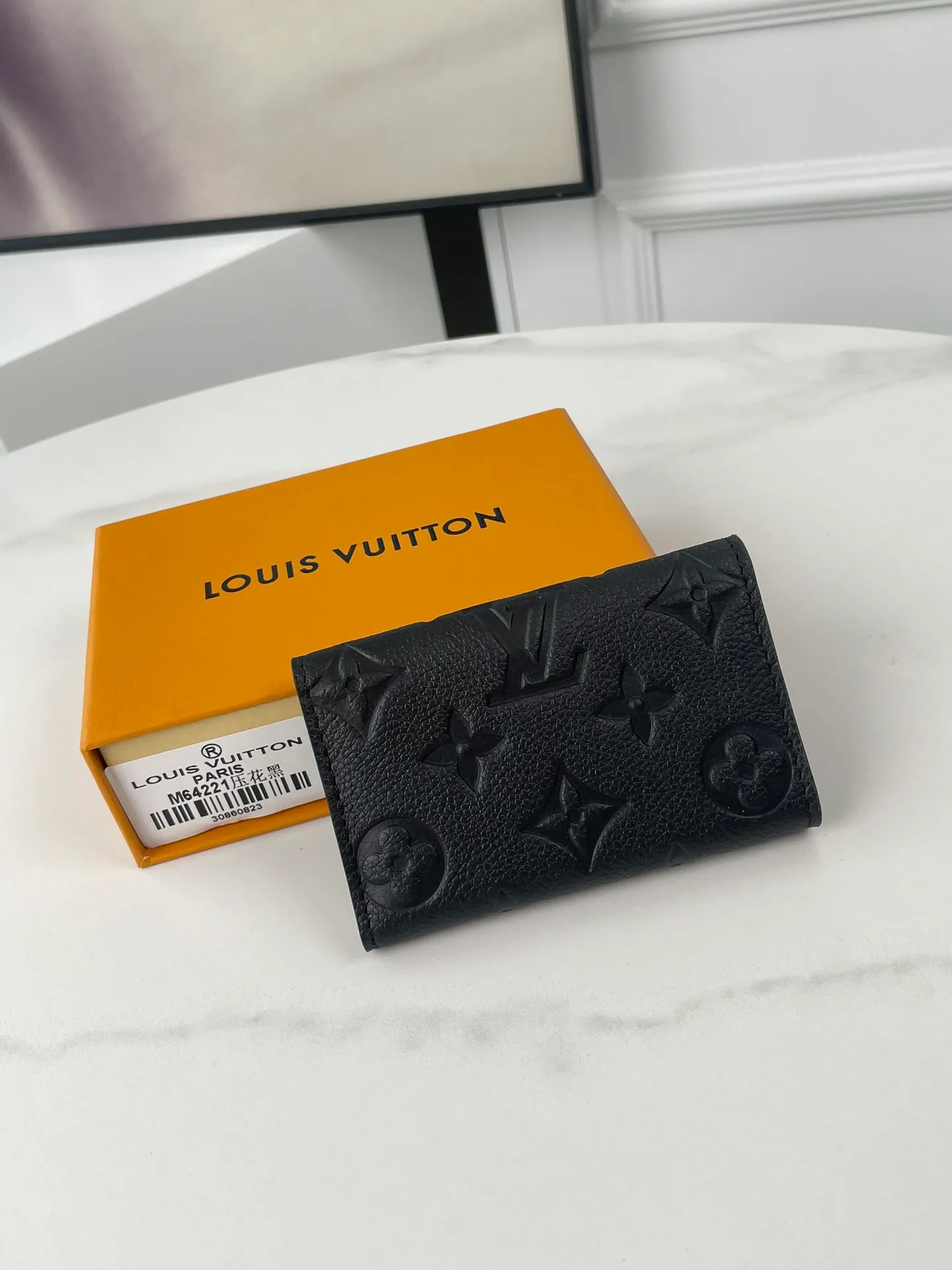 P340🇫🇷Overseas original single M64421 black exclusive real shot! A small and exquisitely designed key bag with six locks that can hold six keys. Made of full leather, it can be paired with a handbag or briefcase, making it both practical and beautiful. Size: 10×7×2cm