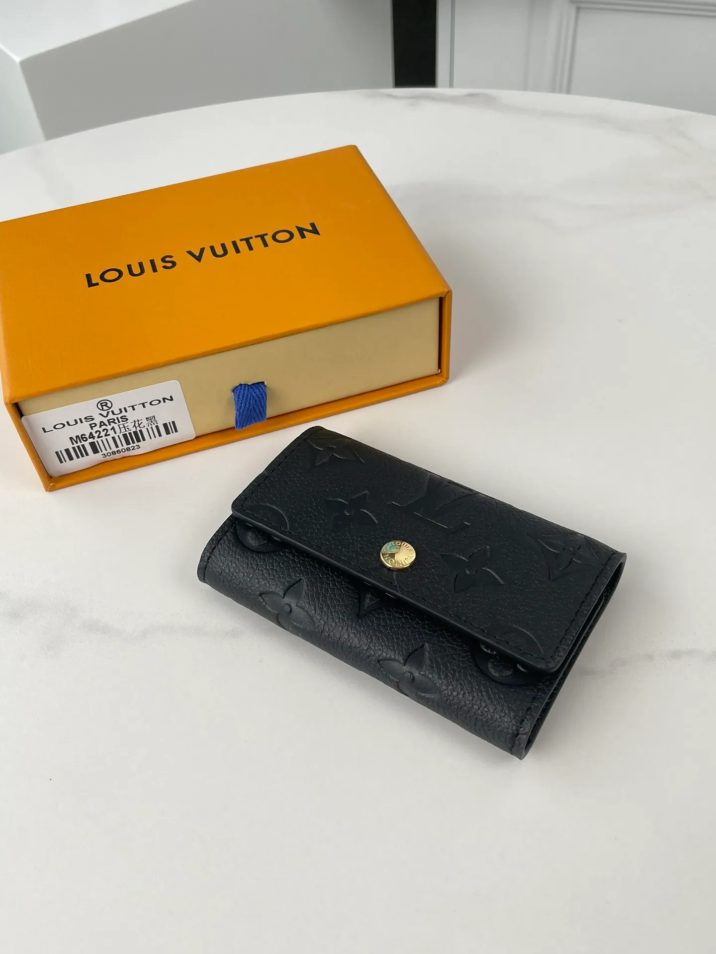 P340🇫🇷Overseas original single M64421 black exclusive real shot! A small and exquisitely designed key bag with six locks that can hold six keys. Made of full leather, it can be paired with a handbag or briefcase, making it both practical and beautiful. Size: 10×7×2cm