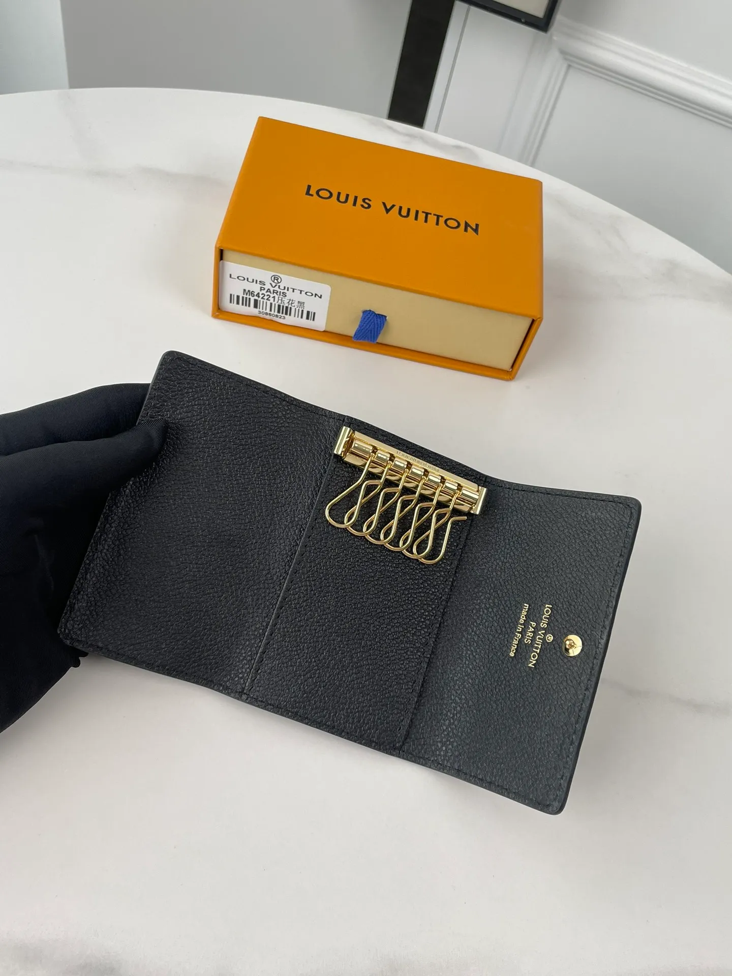 P340🇫🇷Overseas original single M64421 black exclusive real shot! A small and exquisitely designed key bag with six locks that can hold six keys. Made of full leather, it can be paired with a handbag or briefcase, making it both practical and beautiful. Size: 10×7×2cm