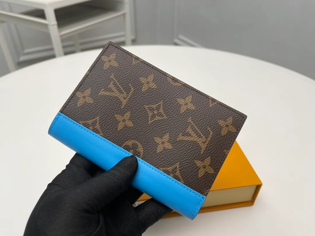 [Top Original Order] M12821 Light Blue Passport 👏👏 The classic items of the manor are decorated with single-frame Macassar canvas into the "Kuvert Paspol NM" with an exquisite atmosphere. Trimmed and lined in colored leather, the "Louis Vuitton Color Mania" collection has a unique design appeal. Dimensions: 10 x 14 x 2.5 cm. 🎁🎁280💰.
