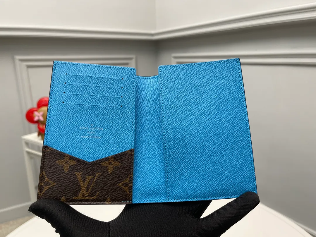 [Top Original Order] M12821 Light Blue Passport 👏👏 The classic items of the manor are decorated with single-frame Macassar canvas into the "Kuvert Paspol NM" with an exquisite atmosphere. Trimmed and lined in colored leather, the "Louis Vuitton Color Mania" collection has a unique design appeal. Dimensions: 10 x 14 x 2.5 cm. 🎁🎁280💰.