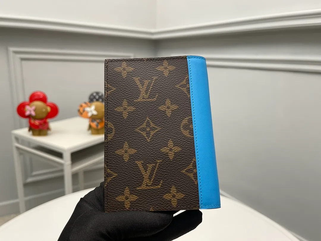 [Top Original Order] M12821 Light Blue Passport 👏👏 The classic items of the manor are decorated with single-frame Macassar canvas into the "Kuvert Paspol NM" with an exquisite atmosphere. Trimmed and lined in colored leather, the "Louis Vuitton Color Mania" collection has a unique design appeal. Dimensions: 10 x 14 x 2.5 cm. 🎁🎁280💰.