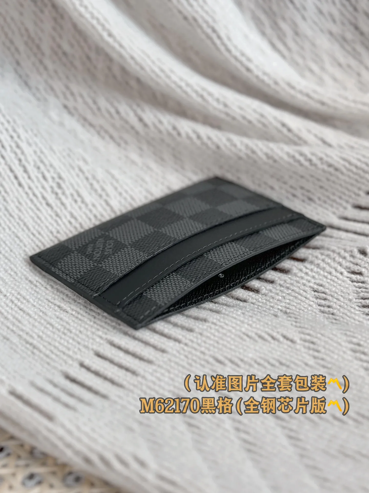 M62170 Heige (〽️Grade A all-steel〽️) personalized customized version! Transcoding chip, Double card holder This compact and stylish card holder is made of the brand's latest Monogram Eclipse coated canvas and can be easily stored in a pocket. It has four compartments and a central pocket, which can hold credit cards, tickets and business cards. 11 x 7 x 1.5 cm (length x height x width). Special grade 180