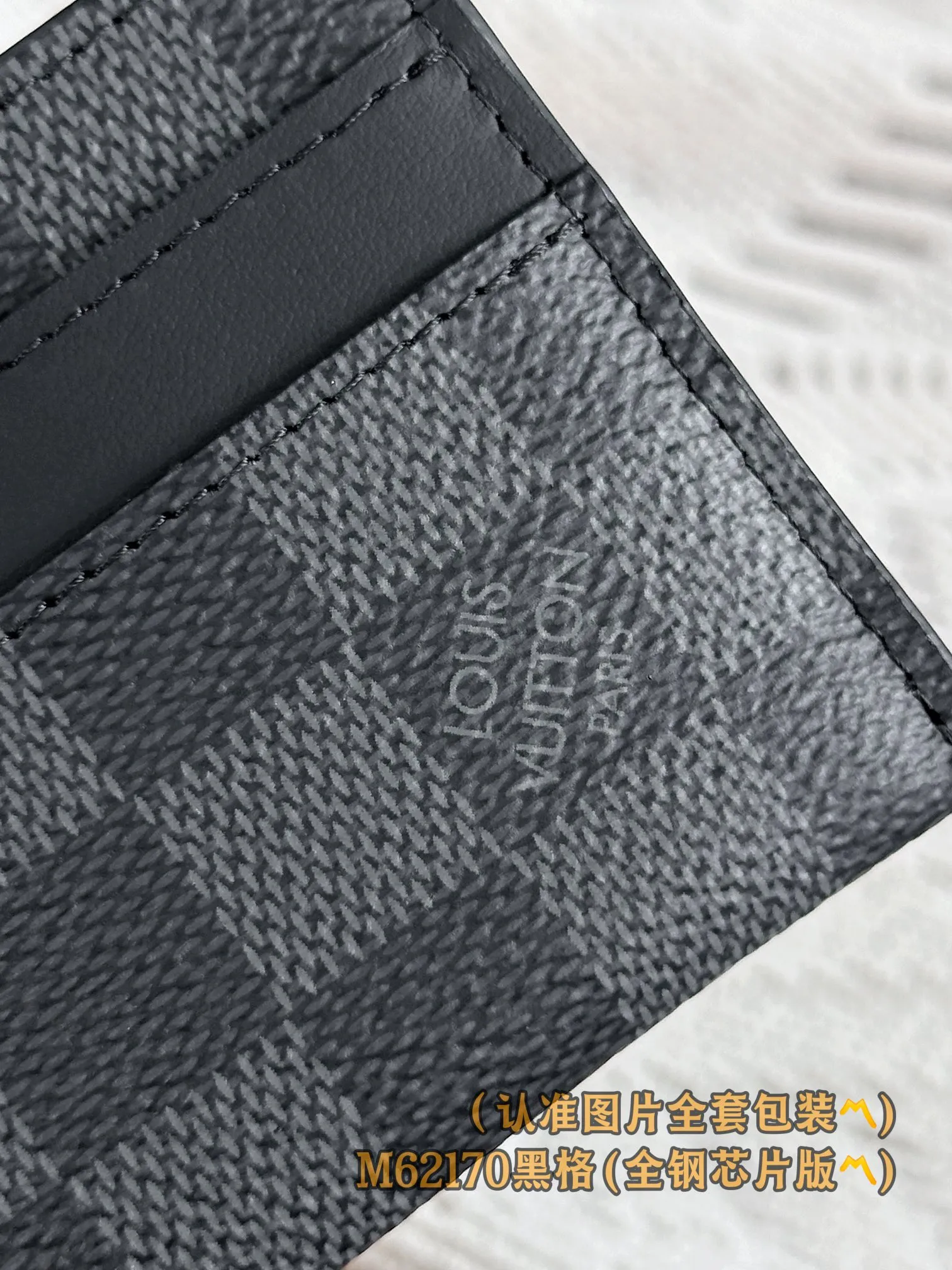 M62170 Heige (〽️Grade A all-steel〽️) personalized customized version! Transcoding chip, Double card holder This compact and stylish card holder is made of the brand's latest Monogram Eclipse coated canvas and can be easily stored in a pocket. It has four compartments and a central pocket, which can hold credit cards, tickets and business cards. 11 x 7 x 1.5 cm (length x height x width). Special grade 180