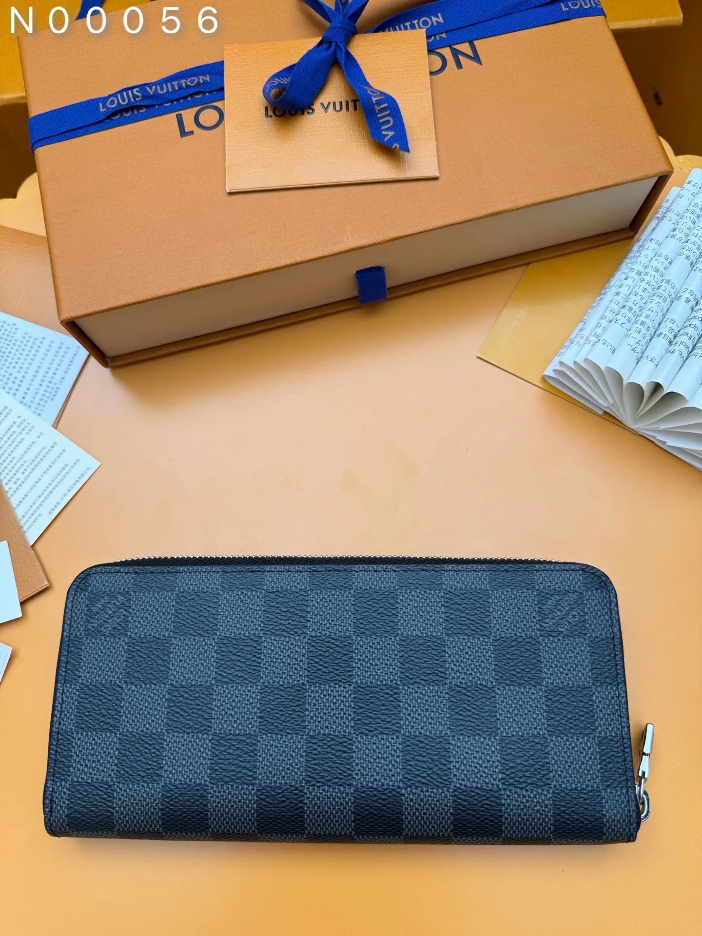 N00056 "Special Duty Free" ♻️ [Official special edition·First-class material·All steel hardware·163 chip·Full set of packaging] The horizontal zipper wallet horizontal section is made of Damier graphite canvas with silver metal accessories. This is a reimagining of the traditional Zippy wallet's vertical design, changing it to a horizontal design to enhance its functionality. The practical design of this zippered wallet includes a main compartment with a zippered pocket in the center; six card slots on each side; and two flat pockets for banknotes or receipts. 21x10x2.5cm 💰740