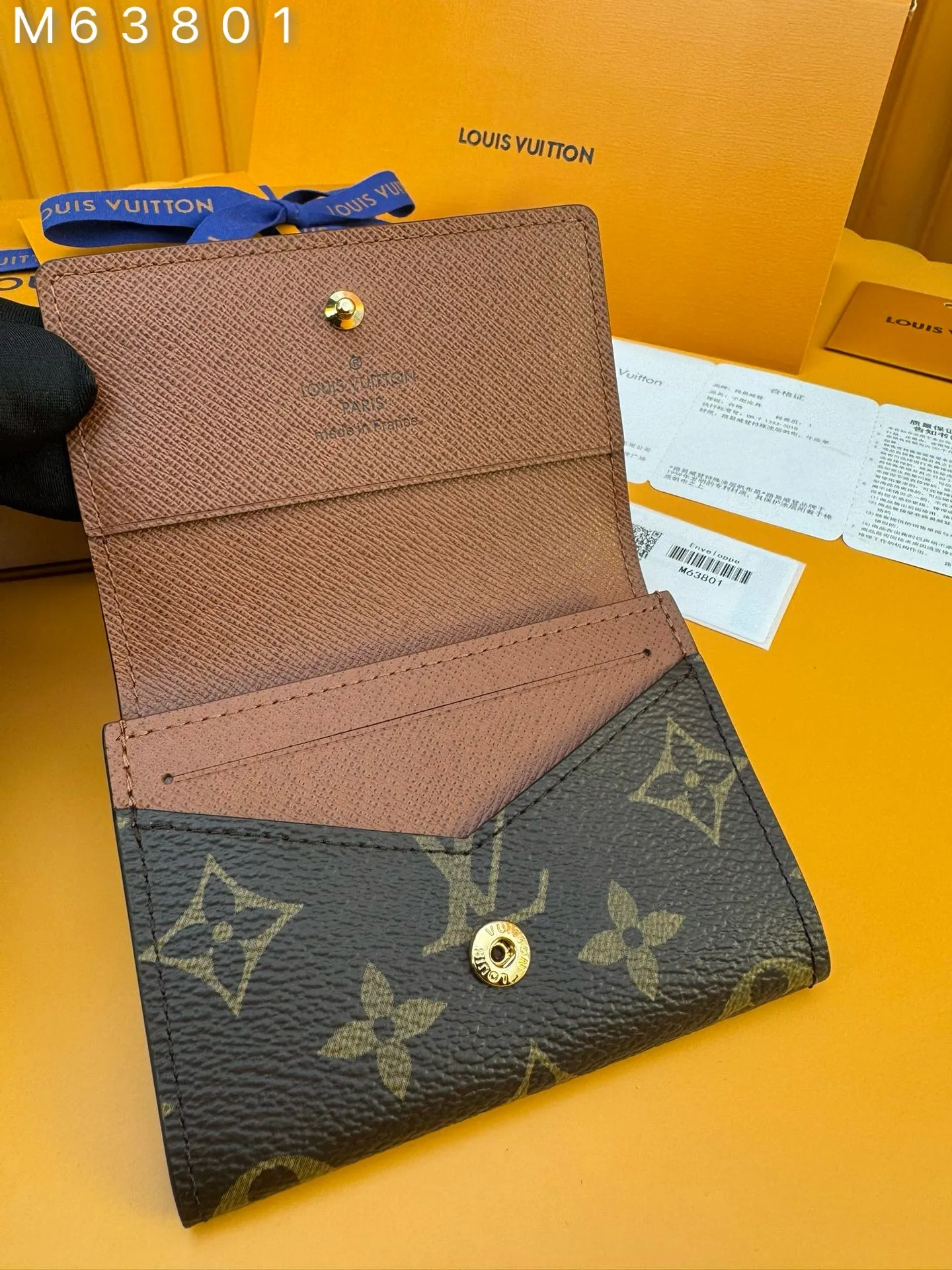 M63801 "Special Class Duty Free" ♻️[Official Edition·First Class Material·All Steel Hardware·French Chip·Complete Packaging] Made of classic coated canvas, this business card holder allows you to carry your business cards or credit cards with you delicately, and can be easily stored in almost any pocket, with snap closure. 10.5X8.0cm 💰380