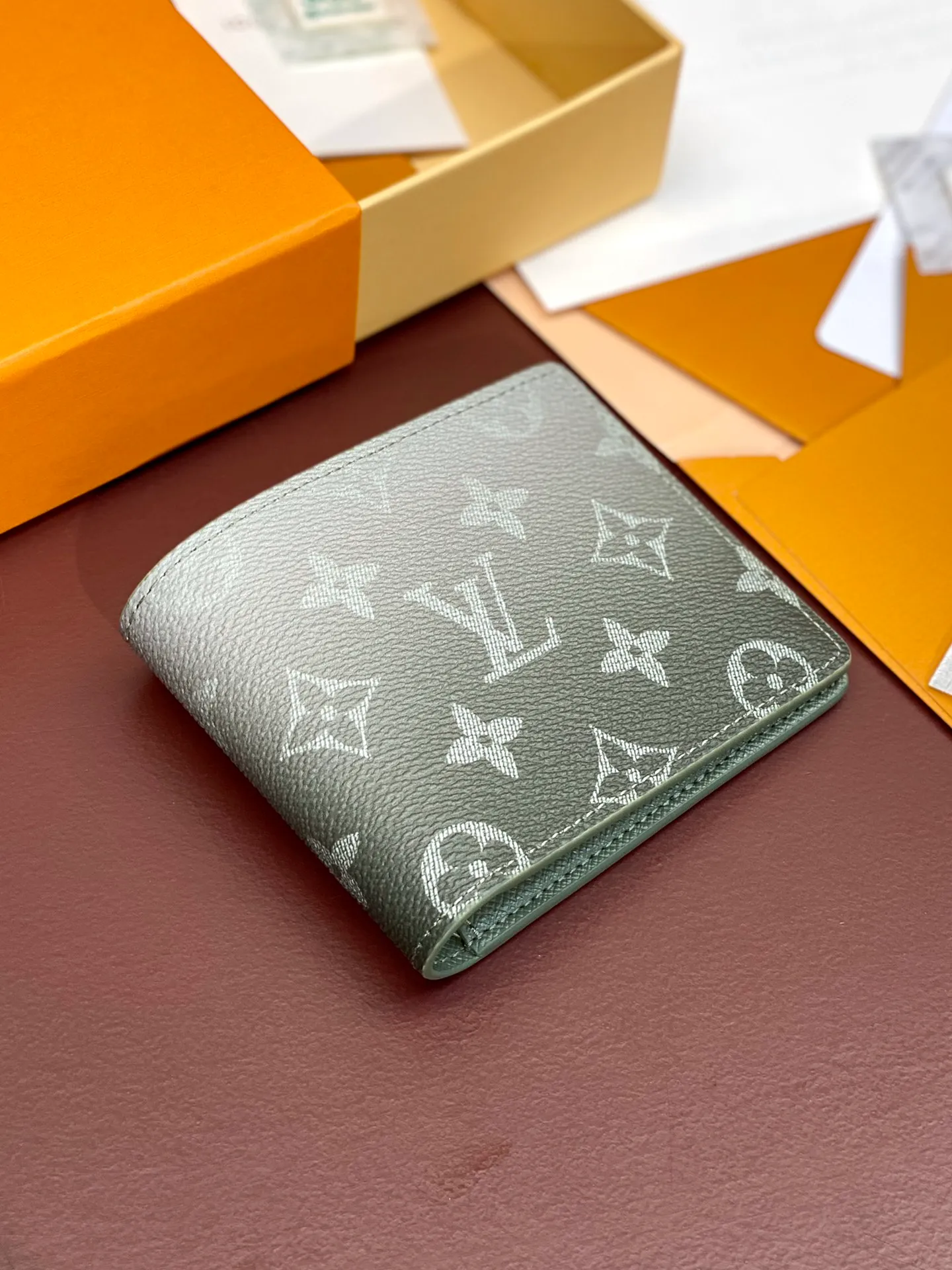 M11547 gradient gray! MULTIPLE Wallet The Multiple Wallet is made of the new iconic blue Monogram Eclipse canvas. The extremely practical interior design is equipped with numerous slots to easily store business cards, credit cards, and banknotes. Compact enough to fit into a garment pocket. Dimensions 11x8.5x2cm. 💰340