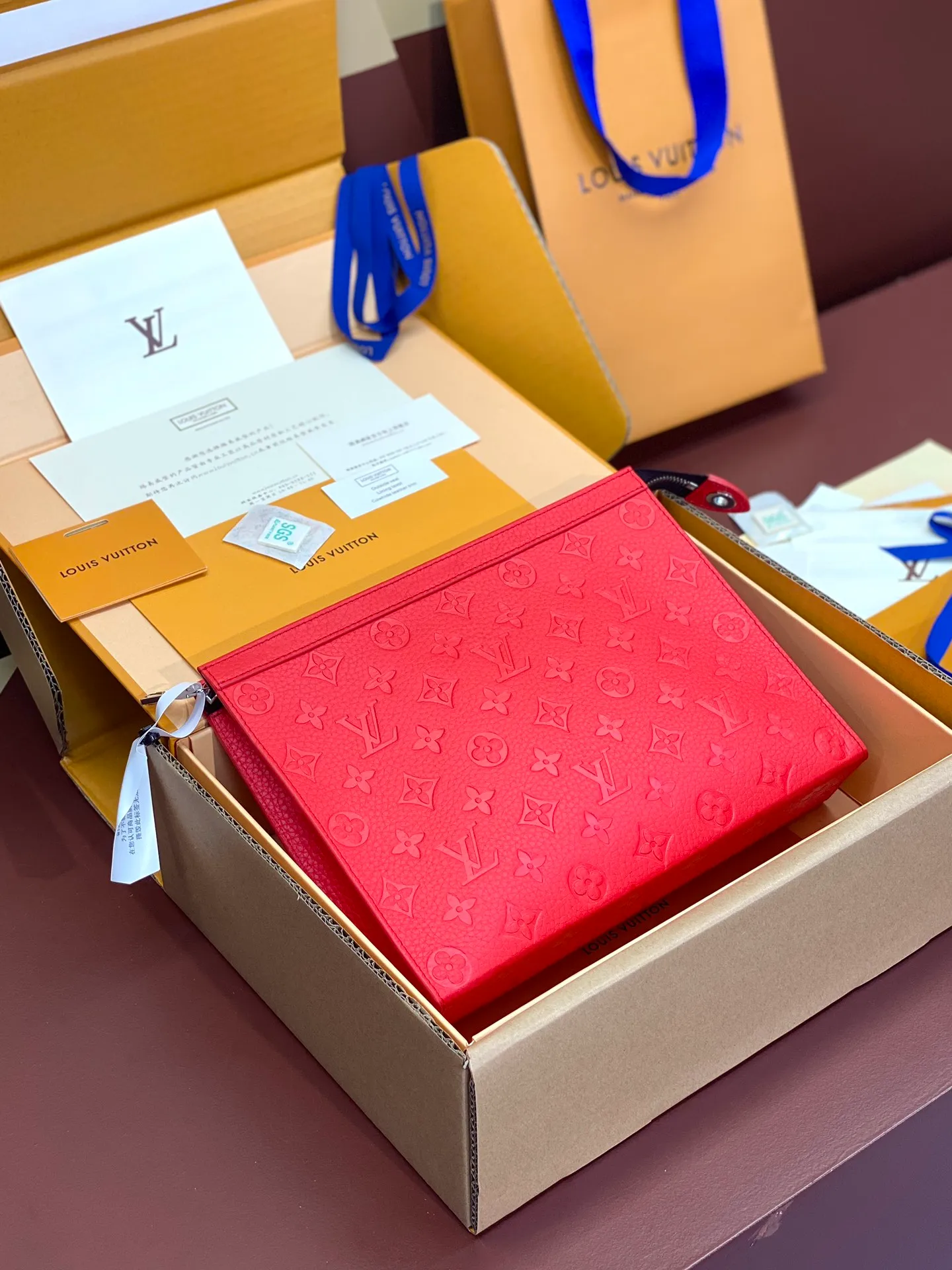 💰 720 upgraded version⚠️M61692 embossed red! Chip version, (made of first-layer cowhide) POCHETTE VOYAGE clutch. This Pochette Voyage clutch is made of Taïga pebbled cowhide, marked with LV letters on one corner, and paired with shiny metal parts. The zipper opens the card slot and main compartment, which can accommodate small items. Detailed features! 27 x 21 x 6 cm, (Length x Height x Width), Taïga cow leather, Textile lining, Metal hardware, Zip closure, Internal slip pocket, Card compartment, Made in one of France, Spain, Italy and the United States.