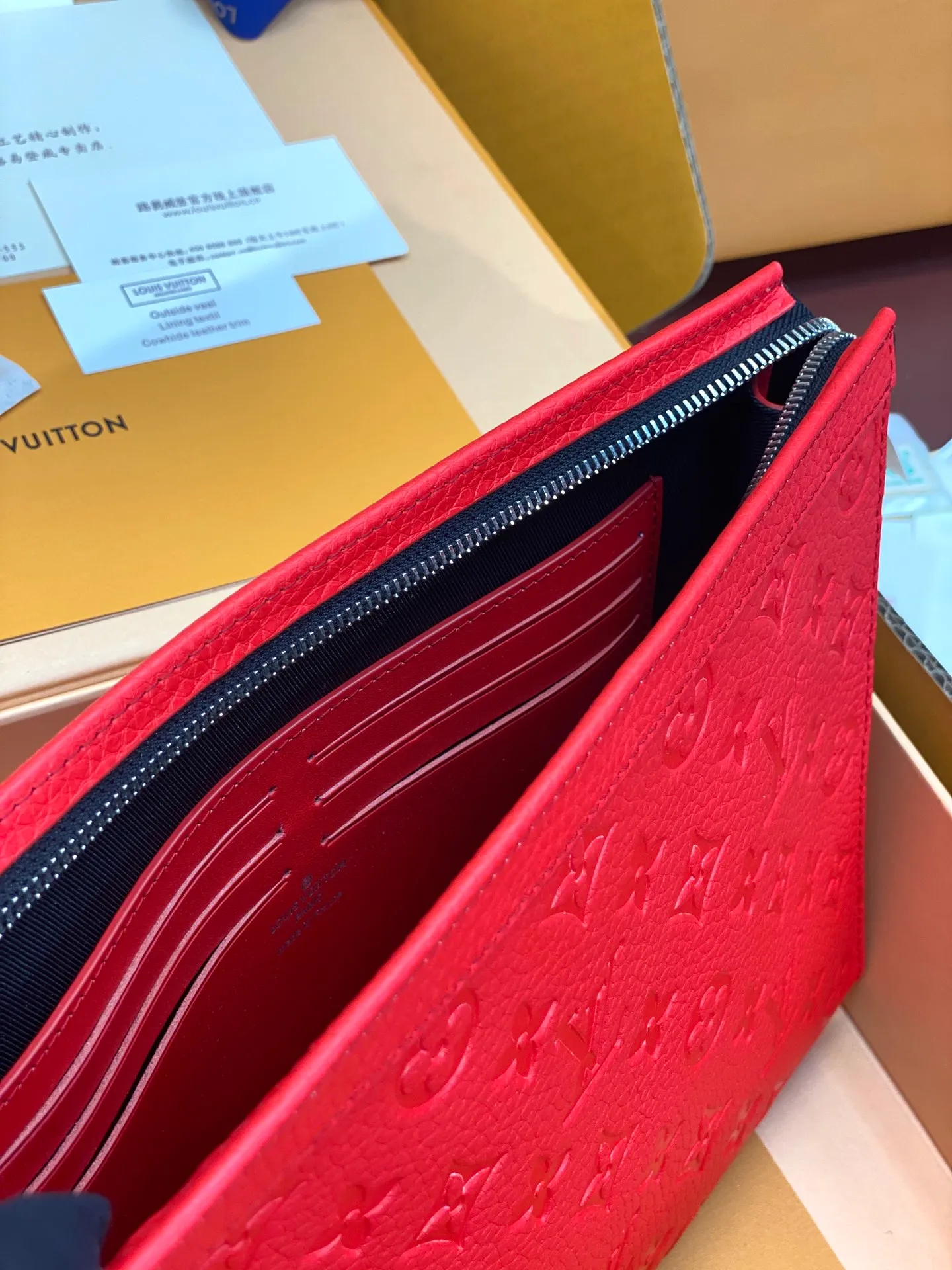 💰 720 upgraded version⚠️M61692 embossed red! Chip version, (made of first-layer cowhide) POCHETTE VOYAGE clutch. This Pochette Voyage clutch is made of Taïga pebbled cowhide, marked with LV letters on one corner, and paired with shiny metal parts. The zipper opens the card slot and main compartment, which can accommodate small items. Detailed features! 27 x 21 x 6 cm, (Length x Height x Width), Taïga cow leather, Textile lining, Metal hardware, Zip closure, Internal slip pocket, Card compartment, Made in one of France, Spain, Italy and the United States.
