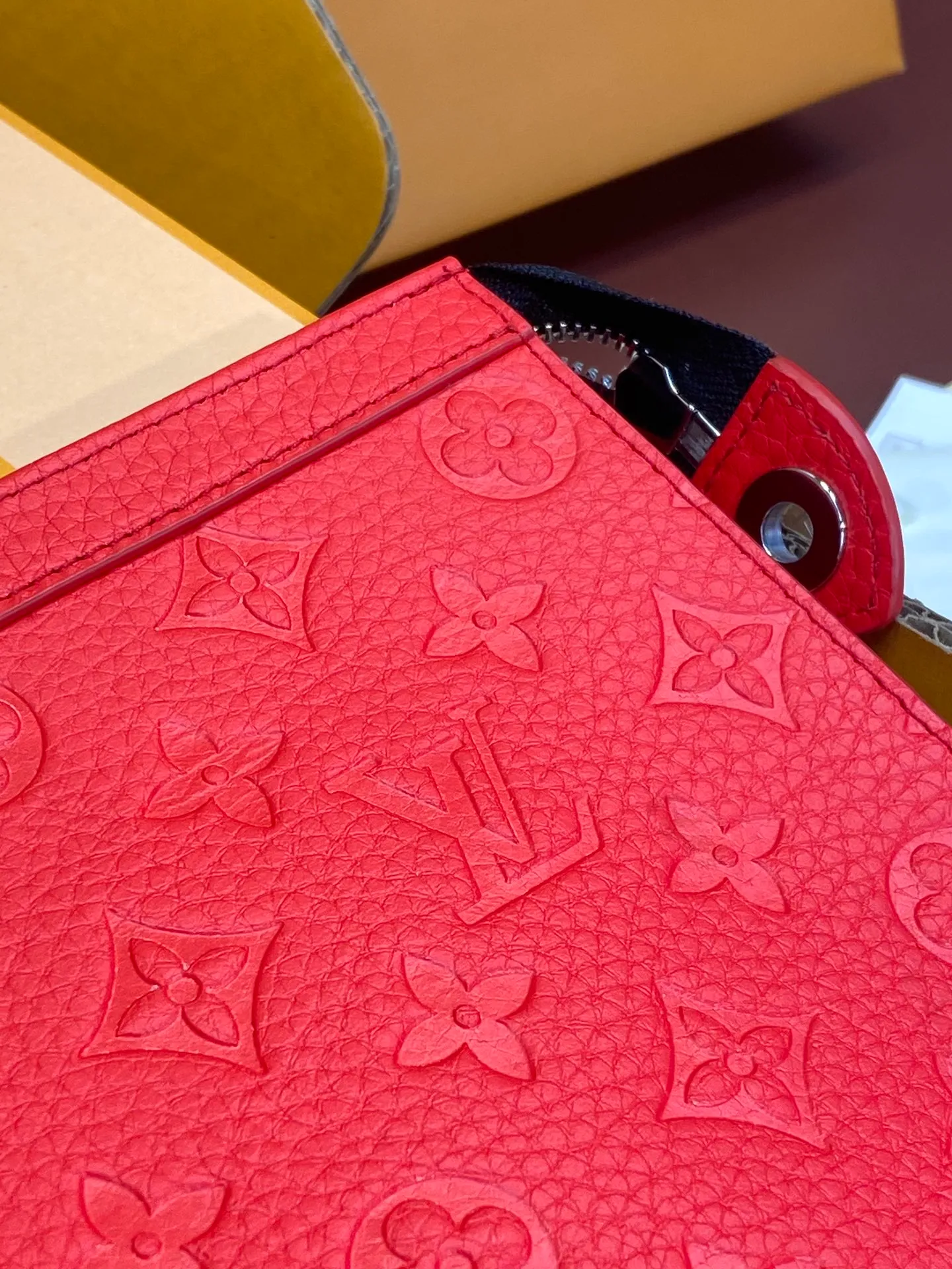 💰 720 upgraded version⚠️M61692 embossed red! Chip version, (made of first-layer cowhide) POCHETTE VOYAGE clutch. This Pochette Voyage clutch is made of Taïga pebbled cowhide, marked with LV letters on one corner, and paired with shiny metal parts. The zipper opens the card slot and main compartment, which can accommodate small items. Detailed features! 27 x 21 x 6 cm, (Length x Height x Width), Taïga cow leather, Textile lining, Metal hardware, Zip closure, Internal slip pocket, Card compartment, Made in one of France, Spain, Italy and the United States.