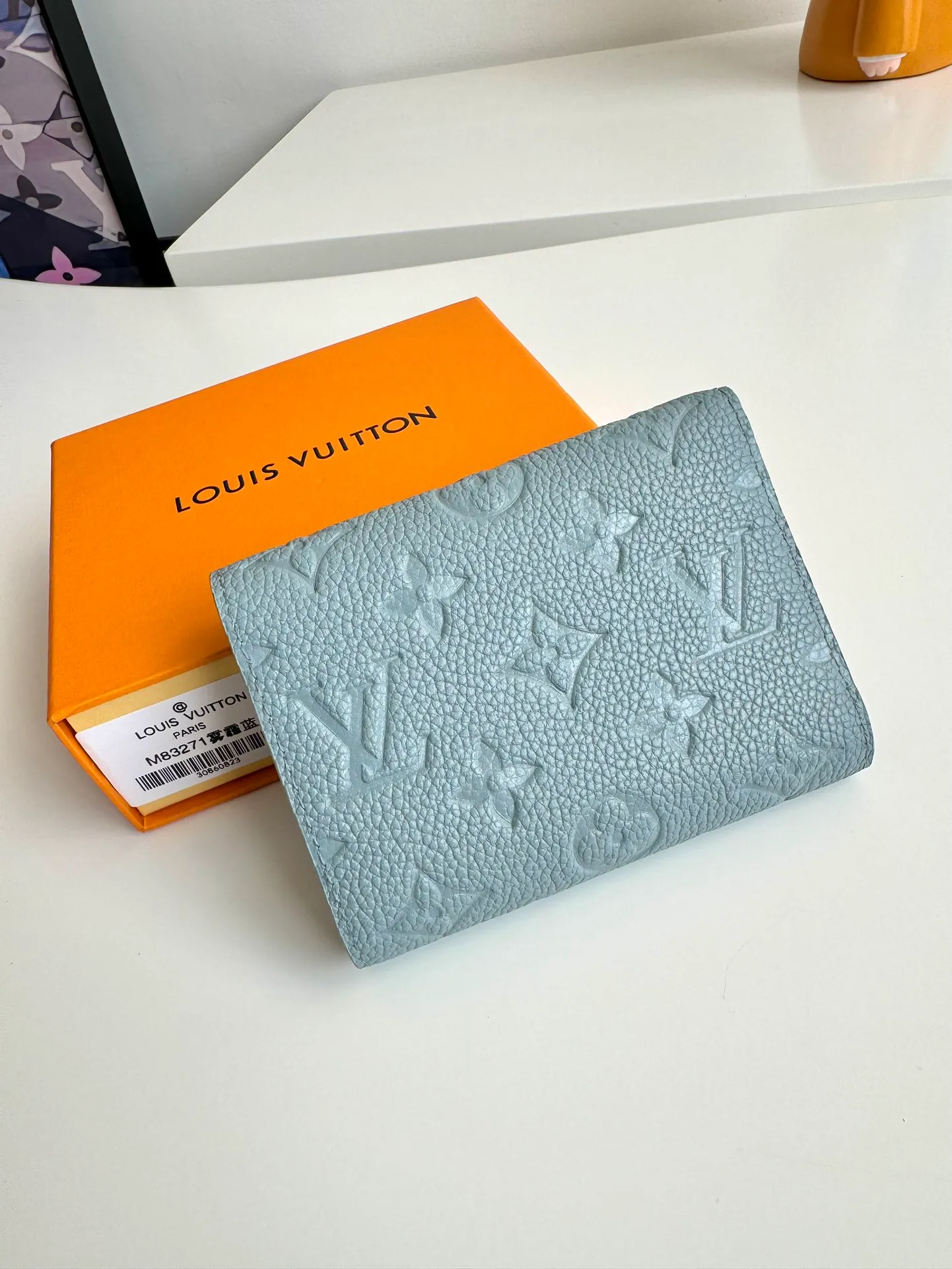 P480🇫🇷Exclusive real shot of overseas original M83271 haze blue! Gorgeous and functional, this soft and compact Victorine wallet in Monogram Empreinte leather is the ultimate fashion companion. Every detail has been carefully designed to maximize the storage function of a long wallet in a petite size. Size: 12×9cm